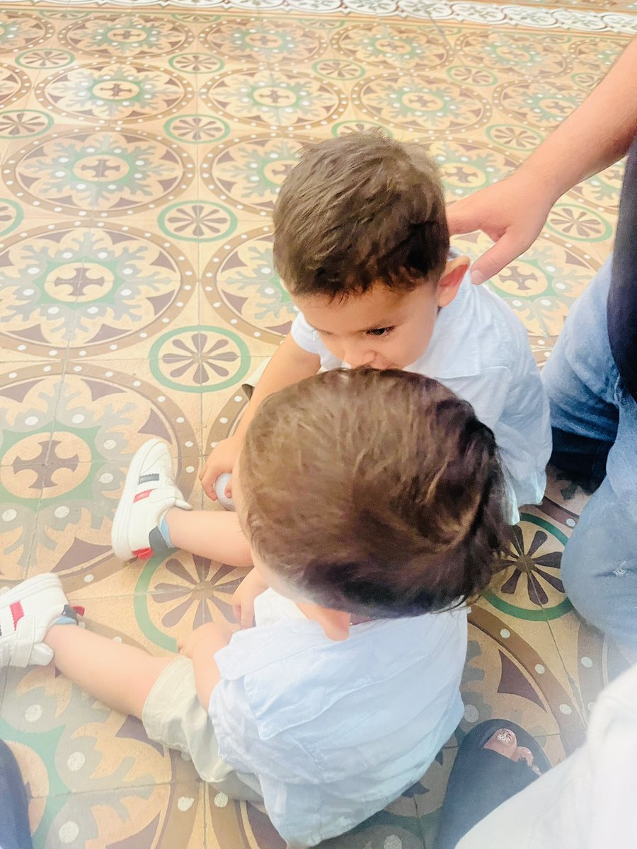 El mayor signo de contradicción de estos tiempos es querer tener más de un hijo.
Yo quiero una familia numerosa 
#TenHijos