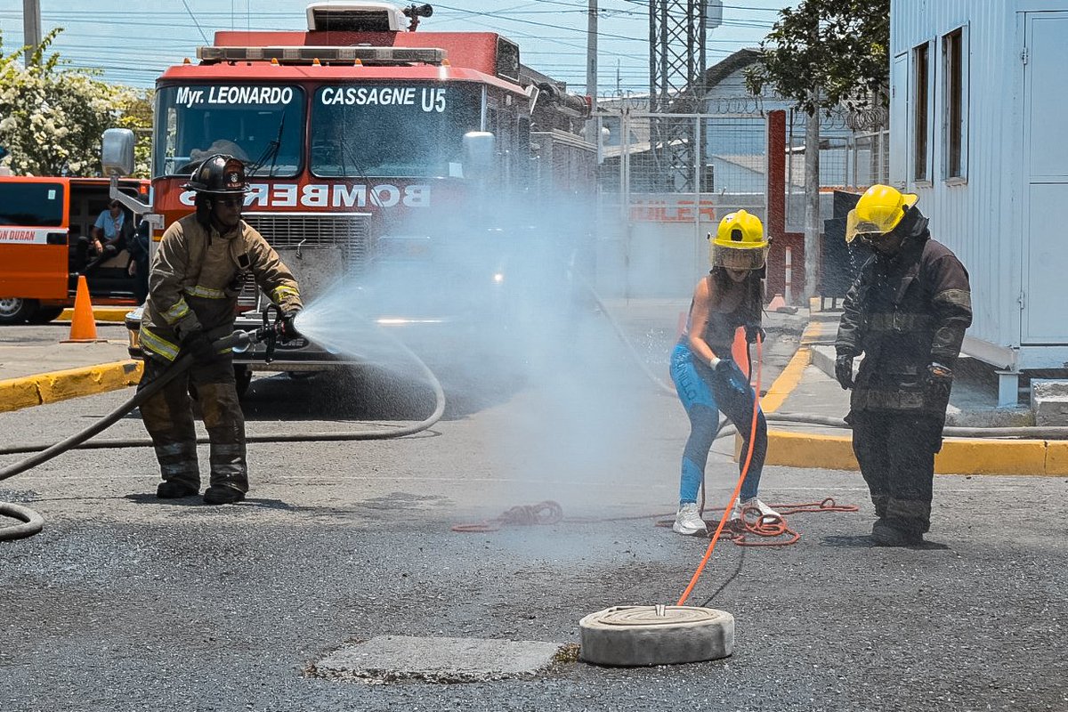 BomberosDuran's tweet photo. Las candidatas a Reina de Durán 2025 vivieron una jornada única junto a nuestros bomberos en el Cuartel N.º 6, compartiendo entrenamientos, valores y vocación de servicio.
👑🚒 #BomberosDeDurán #ReinaDeDurán #ChonilloC https://t.co/WCvsHn9WLB