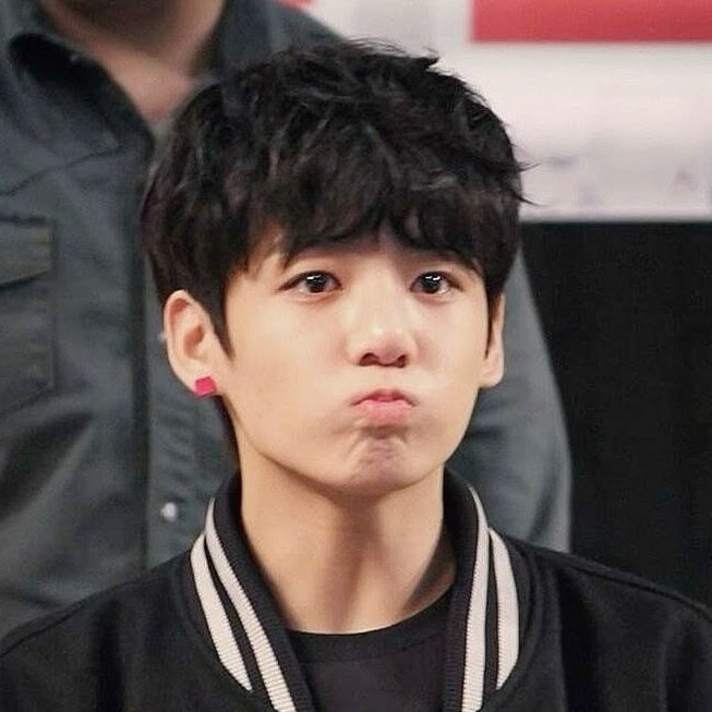 im cryinggg he was actually born with pouty lips