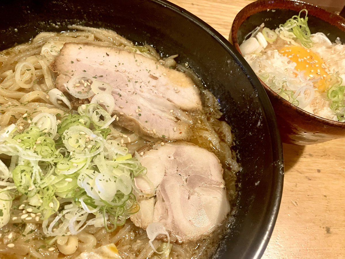 今日は秋らしい気温で空気が冷たく、なんとなくらーめんを食べて帰った。松尾芭蕉の辞世の句で、旅に病んで夢は枯野をかけ廻る、をなぜか何年かにたまに思い出す。そうだ昨日満龍で炒飯を食べながらふと思い出してた言葉。