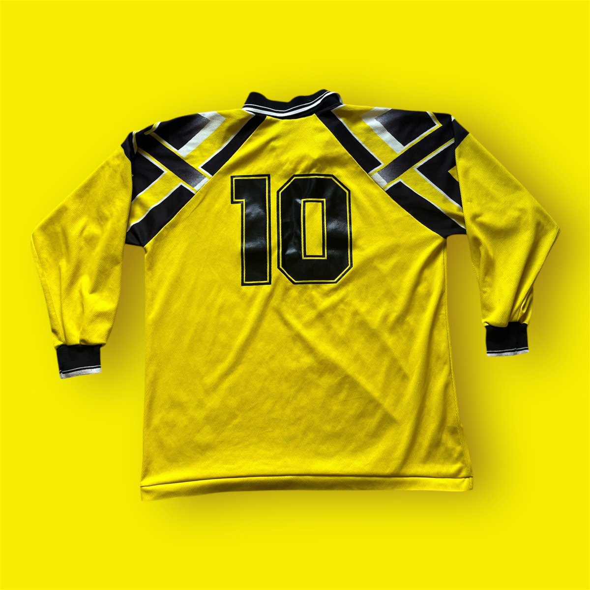 dbower87's tweet image. Selection of shirts picked up today 😮
• Possible match worn ‘99 Clough shirt
• ‘93 home shirt
• ‘98 away shirt? (memories gone)
#bafc