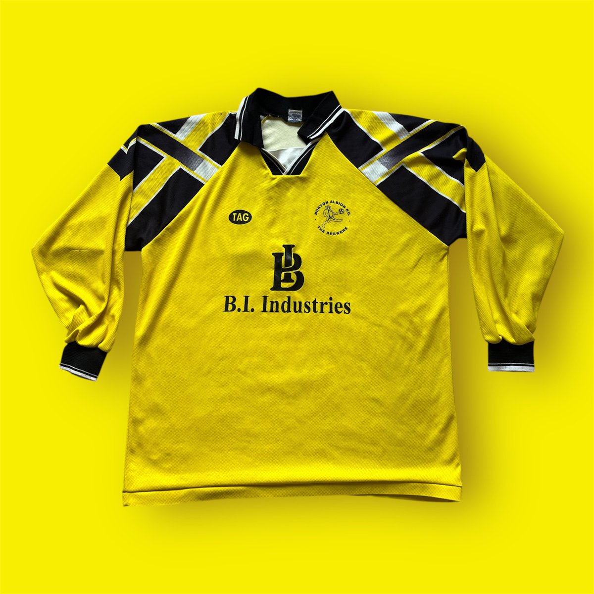 dbower87's tweet image. Selection of shirts picked up today 😮
• Possible match worn ‘99 Clough shirt
• ‘93 home shirt
• ‘98 away shirt? (memories gone)
#bafc