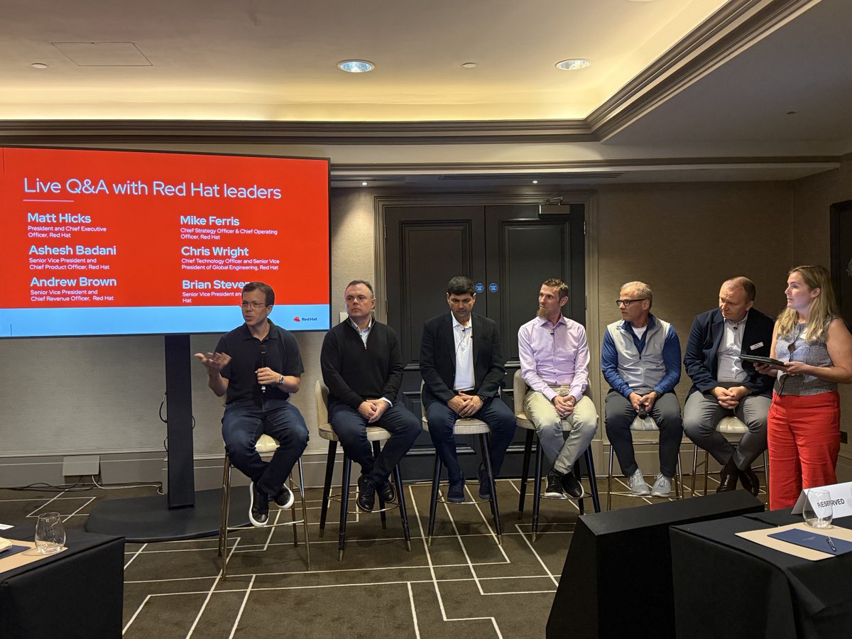 matthicksj's tweet image. Enjoyed spending time in London yesterday with top industry analysts and other @RedHat leaders. It was great to discuss how our open hybrid cloud strategy is helping customers navigate a complex IT landscape. Our open approach for AI is a critical part of that journey.