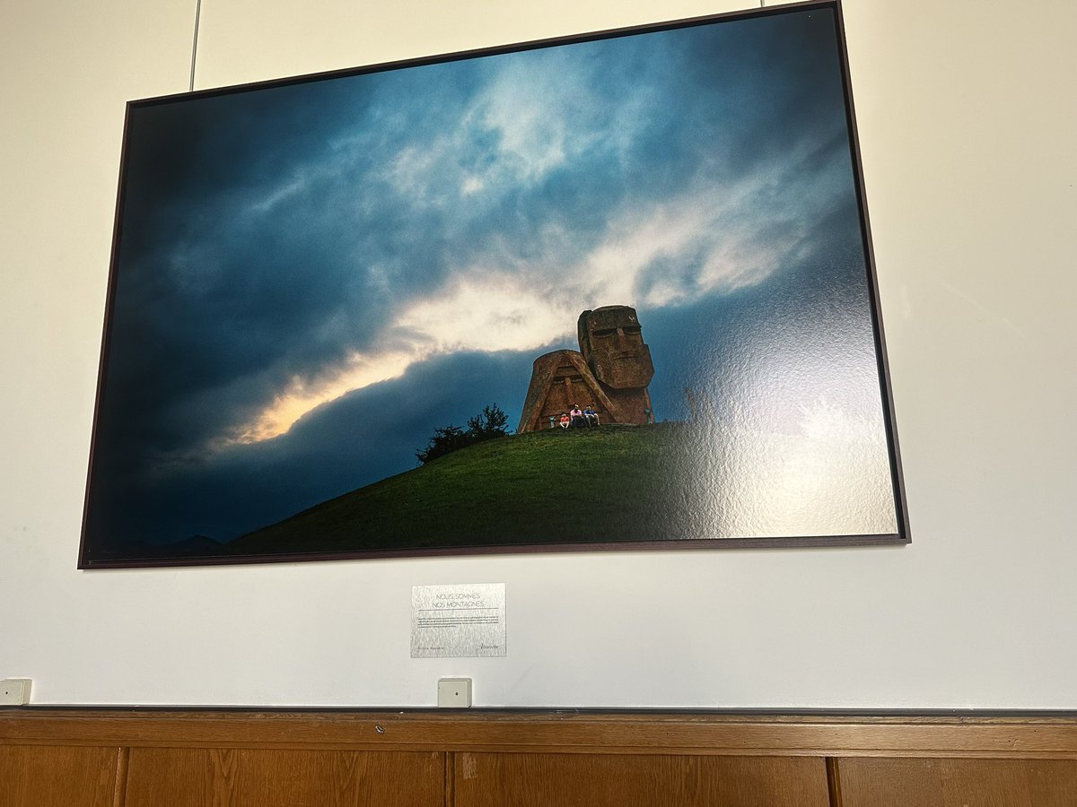 Du 22 au 27 septembre 2023, en seulement cinq jours, l’#Artsakh millénaire s’est vidé de son peuple suite à l’agression des forces azéries contre la population affamée et affaiblie d’Artsakh. Le bilan fût terrible avec 226 morts, dont 6 enfants. Nous ne les oublions pas. #Mémoire