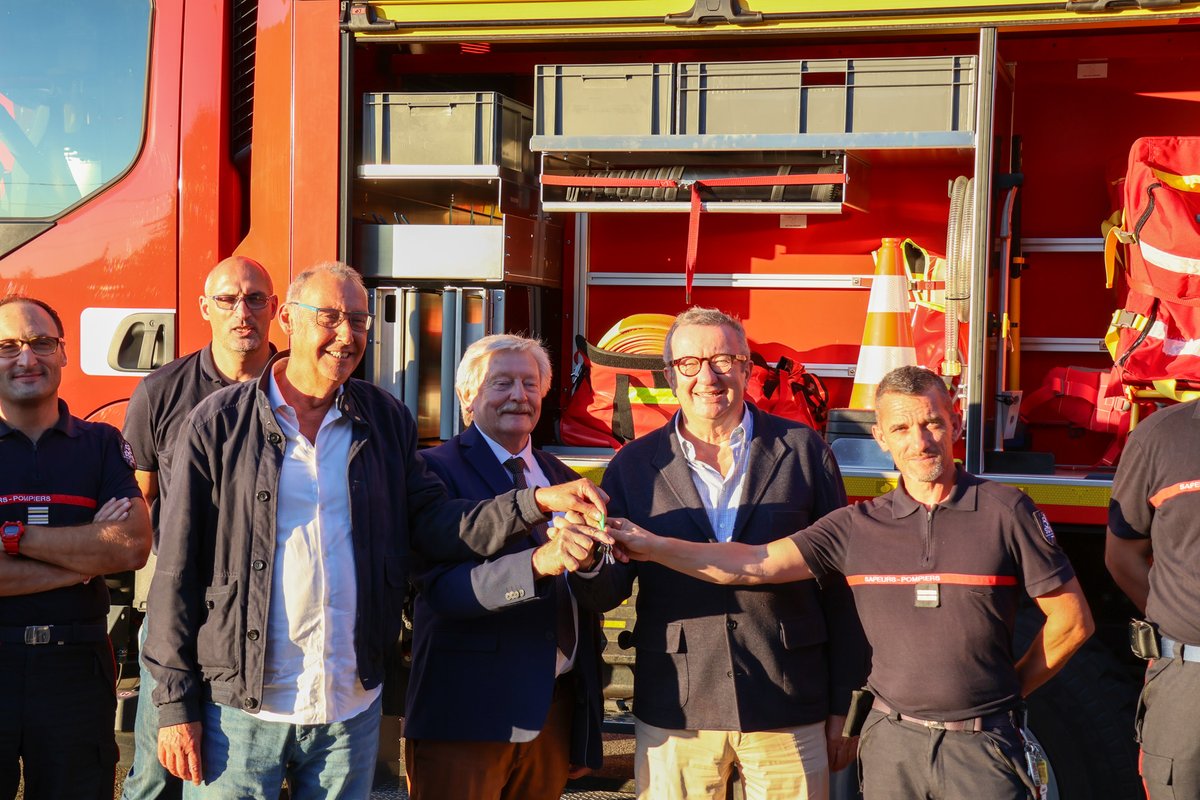SDIS58's tweet image. 🚒 Jeudi 18/09, le CIS de Lormes a reçu les clés d’un nouveau Camion-Citerne Rural Moyen.

Polyvalent et moderne, il remplace un véhicule de 2005.

👏 Merci aux sapeurs-pompiers de Lormes et à leur chef, le Lieutenant Laurent DELFOSSE, pour leur engagement quotidien.