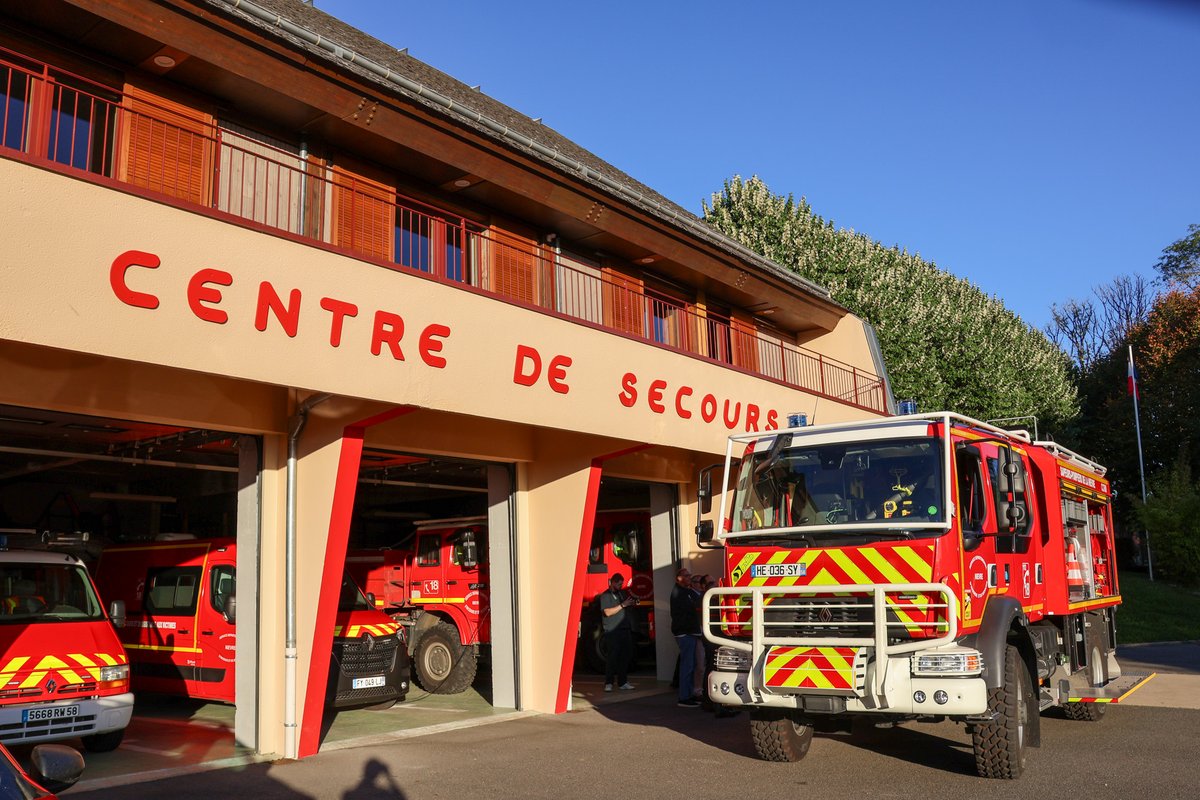 SDIS58's tweet image. 🚒 Jeudi 18/09, le CIS de Lormes a reçu les clés d’un nouveau Camion-Citerne Rural Moyen.

Polyvalent et moderne, il remplace un véhicule de 2005.

👏 Merci aux sapeurs-pompiers de Lormes et à leur chef, le Lieutenant Laurent DELFOSSE, pour leur engagement quotidien.