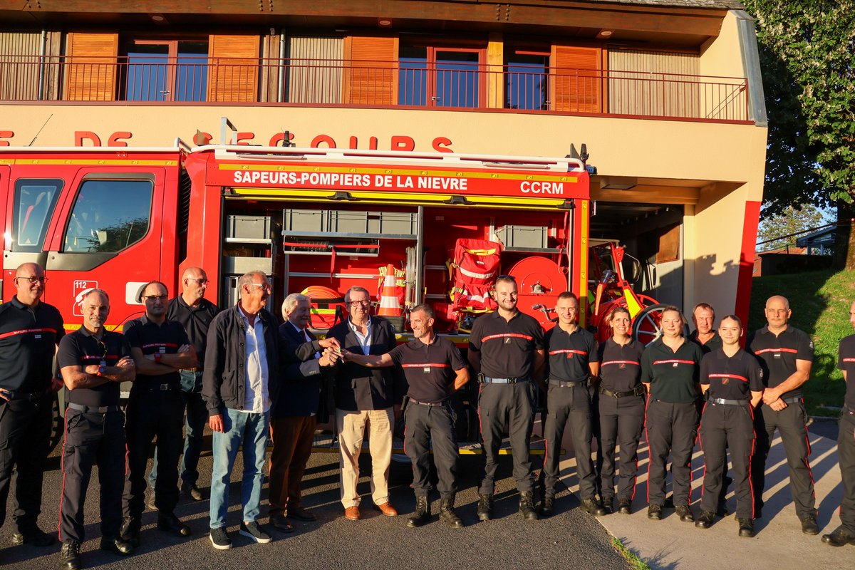 SDIS58's tweet image. 🚒 Jeudi 18/09, le CIS de Lormes a reçu les clés d’un nouveau Camion-Citerne Rural Moyen.

Polyvalent et moderne, il remplace un véhicule de 2005.

👏 Merci aux sapeurs-pompiers de Lormes et à leur chef, le Lieutenant Laurent DELFOSSE, pour leur engagement quotidien.