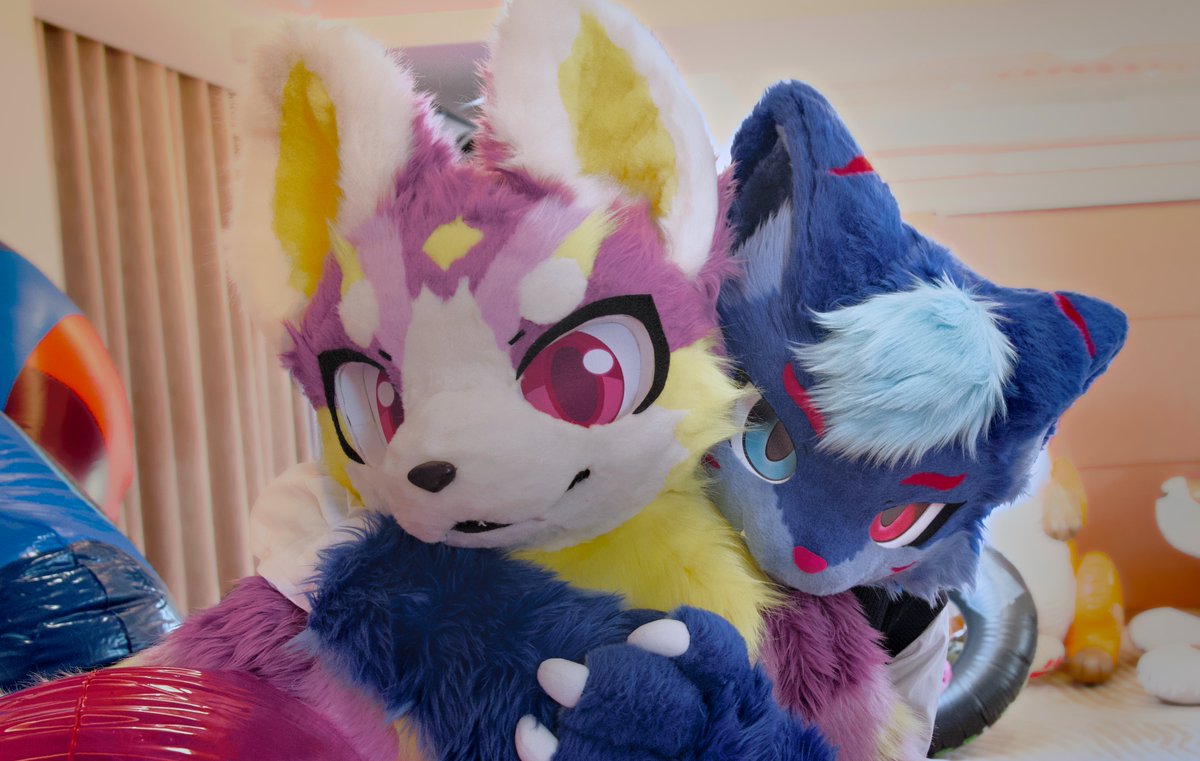 泰爾：「可愛燄！快看鏡頭～不要一直摟著我！」 

🐺：燄
📷：奧森
#FursuitFriday