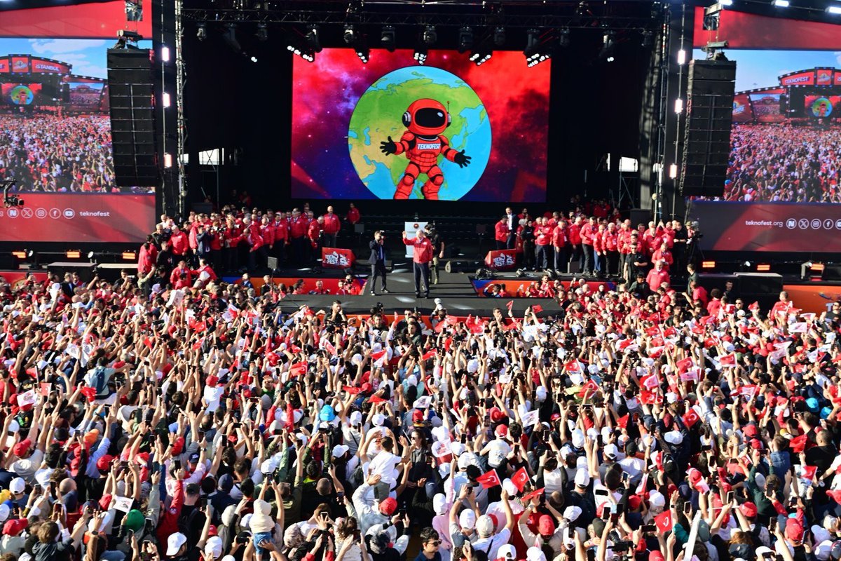 Cumhurbaşkanımız Sayın Recep Tayyip Erdoğan'ın teşrifleriyle, #TEKNOFEST İstanbul'daki büyük coşkuyu, heyecanı ve gururu hep birlikte yaşadık.🇹🇷🚀

Dünyanın en büyük havacılık, uzay ve teknoloji festivali TEKNOFEST'e özellikle en kıymetli hazinemiz olan gençlerimizin yoğun