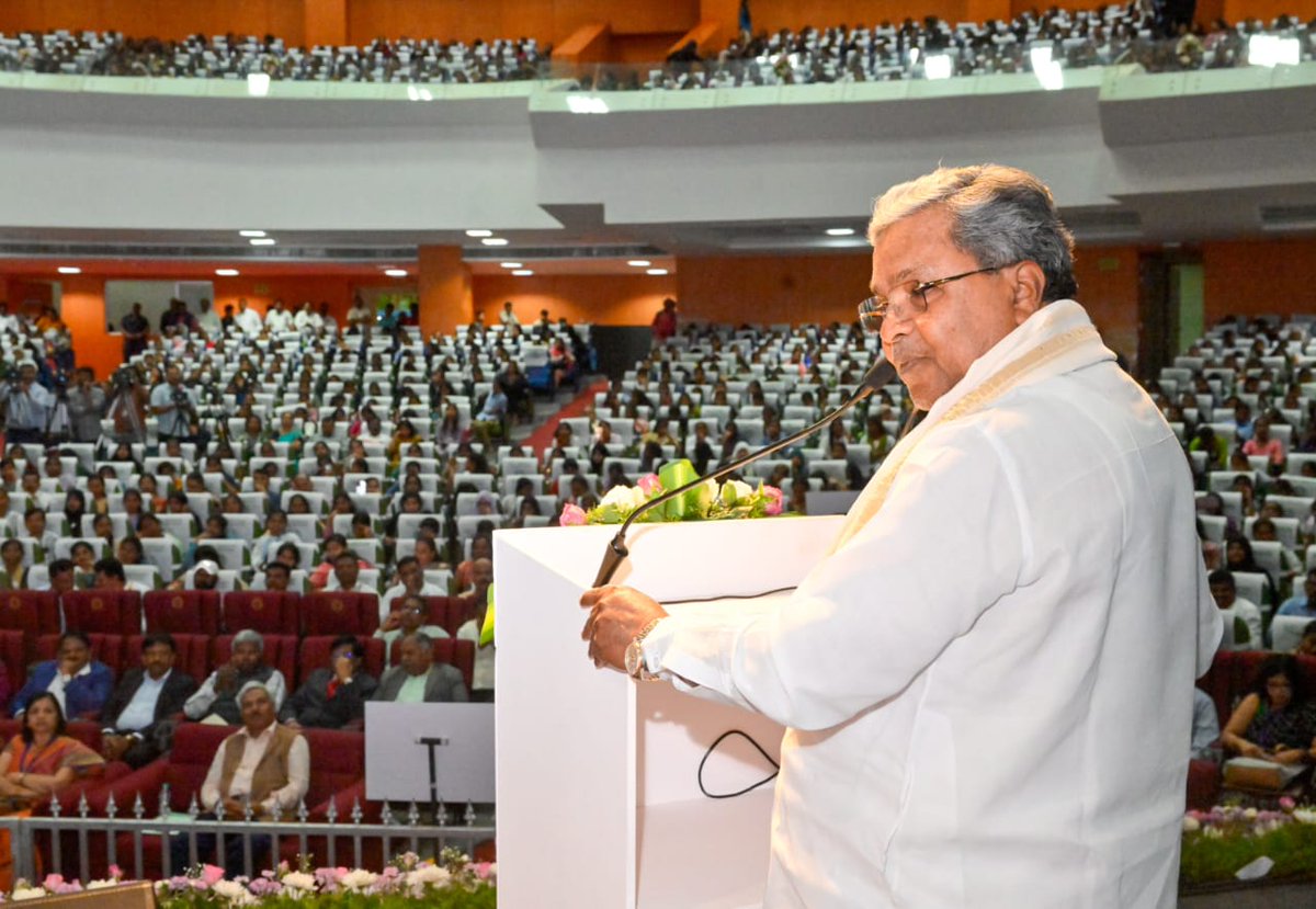 CMofKarnataka's tweet photo. ಸರ್ಕಾರಿ ಶಾಲಾ ಕಾಲೇಜುಗಳಲ್ಲಿ ವ್ಯಾಸಂಗ ಮಾಡುವ ವಿದ್ಯಾರ್ಥಿನಿಯರ ಉನ್ನತ ಶಿಕ್ಷಣಕ್ಕೆ ಅನುಕೂಲವಾಗುವಂತೆ ವಾರ್ಷಿಕ 30,000 ರೂ. ದಂತೆ ಒಟ್ಟು 37,000 ವಿದ್ಯಾರ್ಥಿನಿಯರಿಗೆ ’ದೀಪಿಕಾ ವಿದ್ಯಾರ್ಥಿ ವೇತನ’ ನೀಡುವ ಈ ಯೋಜನೆಯಿಂದ ಬಡಹೆಣ್ಣುಮಕ್ಕಳಿಗೆ ಹೆಚ್ಚಿನ ಲಾಭವಾಗಲಿದೆ.

ನಮ್ಮ ರಾಜ್ಯದ ಪ್ರತಿಷ್ಠಿತ ಐಟಿ ದಿಗ್ಗಜರಾದ ಶ್ರೀ ಅಜೀಂ ಪ್ರೇಂಜಿ ಅವರು ಅಜೀಂ ಪ್ರೇಂಜಿ ಫೌಂಡೇಶನ್ ನ  ಮೂಲಕ ಅನೇಕ ಜನಪರ ಕಾರ್ಯಗಳನ್ನು ಕೈಗೊಂಡಿದ್ದಾರೆ. ಪ್ರಾಥಮಿಕ ಹಾಗೂ ಪ್ರೌಢಶಾಲೆಯ ವಿದ್ಯಾರ್ಥಿಗಳಿಗೆ ಪೌಷ್ಠಿಕ ಆಹಾರ ಪೂರೈಸುತ್ತಿದ್ದಾರೆ. ಅಲ್ಲದೇ ವಿದ್ಯಾರ್ಥಿನಿಯರು ಹೆಚ್ಚಿನ ಸಂಖ್ಯೆಯಲ್ಲಿ  ಉನ್ನತ ಶಿಕ್ಷಣದಲ್ಲಿ ತೊಡಗುವಂತಾಗುವ ದೃಷ್ಠಿಯಿಂದ ‘’ದೀಪಿಕಾ ವಿದ್ಯಾರ್ಥಿ ವೇತನ’ ಕಾರ್ಯಕ್ರಮವನ್ನು ಹಮ್ಮಿಕೊಂಡಿದ್ದಾರೆ.

ಈ ಯೋಜನೆಯಡಿ ಪದವಿ ಕೋರ್ಸ್ ಪೂರ್ಣಗೊಳಿಸುವವರೆಗೆ ವಿದ್ಯಾರ್ಥಿನಿಯರಿಗೆ ಪ್ರತಿವರ್ಷ ರೂ.30,000/- ಗಳನ್ನು ವಿದ್ಯಾರ್ಥಿ ವೇತನವಾಗಿ ನೀಡಲಾಗುತ್ತದೆ. ಈ ವರ್ಷ ಅಜೀಂ ಪ್ರೇಂಜಿ ಫೌಂಡೇಶನ್ ನಿಂದ ಒಟ್ಟು 37,000 ವಿದ್ಯಾರ್ಥಿನಿಯರಿಗೆ ಈ ವಿದ್ಯಾರ್ಥಿ ವೇತನವನ್ನು ನೀಡುತ್ತಿದೆ. ಈ ವಿದ್ಯಾರ್ಥಿ ವೇತನವನ್ನು ಪಡೆದುಕೊಳ್ಳುವುದಕ್ಕೆ ವಿದ್ಯಾರ್ಥಿನಿಯರು ಹತ್ತನೇ ತರಗತಿಯನ್ನು ಮತ್ತು 12ನೇ ತರಗತಿಯನ್ನು ಸರ್ಕಾರಿ ಶಾಲೆ ಮತ್ತು ಕಾಲೇಜುಗಳಲ್ಲಿ ಪೂರ್ಣಗೊಳಿಸಿರಬೇಕು. ಈ ಯೋಜನೆಯ ಲಾಭ ಪಡೆಯಬೇಕಾದರೆ, ವಿದ್ಯಾರ್ಥಿನಿಯರು ಪ್ರತಿ ವರ್ಷ ತಪ್ಪದೇ ಉತೀರ್ಣರಾಗಬೇಕು. ಸರ್ಕಾರಿ ಶಾಲೆಗಳಲ್ಲಿ ಹೆಚ್ಚಾಗಿ ಗ್ರಾಮೀಣ ಭಾಗದ ಮಕ್ಕಳಾಗಿದ್ದು, ಇಂತಹ ವಿದ್ಯಾರ್ಥಿನಿಯರಿಗೆ ಅನುಕೂಲವಾಗಲೆಂಬ ಸದುದ್ದೇಶದಿಂದ ಈ ಯೋಜನೆಯನ್ನು ಪ್ರಾರಂಭಿಸಿದ್ದಾರೆ.

ನಮ್ಮ ದೇಶದಲ್ಲಿ ಹಿಂದಿನಿಂದಲೂ ಶೂದ್ರರಂತೆ, ಹೆಣ್ಣುಮಕ್ಕಳೂ ಸಹ ಅಕ್ಷರ ಸಂಸ್ಕೃತಿಯಿಂದ ವಂಚಿತರಾಗಿದ್ದಾರೆ. ಶಿಕ್ಷಣ ಪಡೆದ ಹೆಣ್ಣುಮಕ್ಕಳ ಸರಾಸರಿ, ರಾಷ್ಟ್ರೀಯ ಶಿಕ್ಷಿತರ ಸರಾಸರಿಗಿಂತ ಕಡಿಮೆಯಿದೆ. ಹೆಣ್ಣುಮಕ್ಕಳು ಹೆಚ್ಚಿನ ಸಂಖ್ಯೆಯಲ್ಲಿ ಶಿಕ್ಷಿತರಾಗಬೇಕೆಂಬ ಸರ್ಕಾರದ ಉದ್ದೇಶದಲ್ಲಿ ಕೈಜೋಡಿಸಿರುವ ಅಜೀಂ ಪ್ರೇಮ್ ಜೀ ಅವರಿಗೆ ಅಭಿನಂದನೆಗಳು.

ಹೆಣ್ಣುಮಕ್ಕಳು ಬಾಲ್ಯ ವಿವಾಹ, ಬಾಲ ಗರ್ಭಿಣಿಯರ ಸಮಸ್ಯೆ, ಪೋಕ್ಸೋ ಸಮಸ್ಯೆಗಳು, ಬಾಲ ಕಾರ್ಮಿಕ ಪದ್ಧತಿಗಳಿಗೆ ಬಲಿಯಾಗುತ್ತಿದ್ದಾರೆ. ಆದ್ದರಿಂದ ಹೆಣ್ಣುಮಕ್ಕಳಿಗೆ ಶಿಕ್ಷಣ ಅತ್ಯಗತ್ಯ. ಮಹಿಳೆಯರು ಸ್ವಾವಲಂಬಿಗಳಾಗಲು ವಿದ್ಯೆ ಅತ್ಯವಶ್ಯ. ನಮ್ಮ ಸರ್ಕಾರ ಶಿಕ್ಷಣಕ್ಕೆ ಹೆಚ್ಚು ಒತ್ತು ನೀಡುತ್ತದೆ. ಮಹಿಳೆಯರಿಗೆ ಶಿಕ್ಷಣ ದೊರೆತರೆ, ಸಮಾಜದ ಸವಾಲುಗಳನ್ನು ಎದುರಿಸಲು ಸಮರ್ಥರಾಗುತ್ತಾರೆ.

ಸಮಾಜದಲ್ಲಿನ ಅಸಮಾನತೆಯನ್ನು ನಿವಾರಿಸದ ಹೊರತು ಸಮಸಮಾಜದ ನಿರ್ಮಾಣ ಸಾಧ್ಯವಿಲ್ಲ. ಸಮಾಜದಲ್ಲಿ ಮೂಢನಂಬಿಕೆ ಹಾಗೂ ಮೌಢ್ಯಗಳ ನಿವಾರಣೆಯಾಗಲು ವೈಚಾರಿಕತೆ ಹಾಗೂ ವೈಜ್ಞಾನಿಕ ಶಿಕ್ಷಣ ಅಗತ್ಯ. ಇಂತಹ ಅಜ್ಞಾನದ ಲಾಭವನ್ನು ಪಟ್ಟಭದ್ರಹಿತಾಸಕ್ತಿಗಳು ಪಡೆಯುತ್ತಿದ್ದು, ಇದರಿಂದ ಪಾರಾಗಲು ಶಿಕ್ಷಣವಿರಬೇಕು. 

ಮಹಾತ್ಮಾ ಗಾಂಧೀಜಿಯವರು ‘ನೀವು ಗಳಿಸಿದ ಸಂಪತ್ತು ಸಮಾಜದ ಒಳಿತಿಗೆ ಬಳಕೆಯಾಗಬೇಕು’ ಎಂದಂತೆ ಅಜೀಂಪ್ರೇಂ ಜೀ ಅವರು ತಾವು ಗಳಿಸಿದ ಸಂಪತ್ತನ್ನು ಸಾಮಾಜಿಕ ಕಾರ್ಯಗಳಿಗೆ ವಿನಿಯೋಗಿಸುತ್ತಿರುವುದು ಸ್ವಾಗತಾರ್ಹ. ಕರ್ನಾಟಕದಲ್ಲಿ ಶಾಲೆಗಳಲ್ಲಿ ಕಲಿಯುತ್ತಿರುವ ಮಕ್ಕಳಿಗೆ ಮೊಟ್ಟೆ ಕೊಡುವ 1,500 ಕೋಟಿ ರೂಪಾಯಿಗಳ ಯೋಜನೆಗೆ ಕಳೆದ ವರ್ಷ ಒಡಂಬಡಿಕೆ ಮಾಡಿಕೊಂಡಿದ್ದೆವು. ಈ ವರ್ಷ ಉನ್ನತ ಶಿಕ್ಷಣಕ್ಕೆ ಬರುವ ಹೆಣ್ಣುಮಕ್ಕಳಿಗೆ ವಿದ್ಯಾರ್ಥಿ ವೇತನದ ರೂಪದಲ್ಲಿ ನೆರವು ನೀಡಲು ಮುಂದೆ ಬಂದಿದ್ದಾರೆ. ಇದು ಸಂತೋಷದ ವಿಷಯ.

- ಮುಖ್ಯಮಂತ್ರಿ @siddaramaiah ಅವರು ಇಂದು ರಾಜ್ಯದ ವಿದ್ಯಾರ್ಥಿನಿಯರಿಗಾಗಿ (ದೀಪಿಕಾ) ಉನ್ನತ ಶಿಕ್ಷಣ ವಿದ್ಯಾರ್ಥಿ ವೇತನ ಕಾರ್ಯಕ್ರಮಕ್ಕೆ ಚಾಲನೆ ನೀಡಿ ಮಾತನಾಡಿದರು 

#DeepikaScheme #ScholorshipForGirls