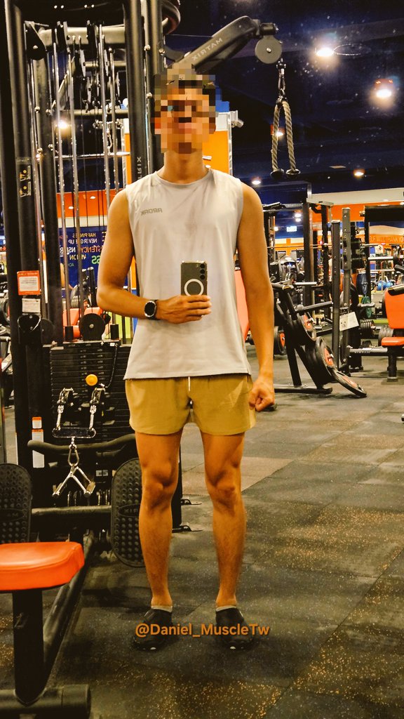 2025.09.19 五 腿日 Leg day🦵
腿終於有明顯的分離度了超開心✨
被教練操爆的小成果，繼續炸腿🙏
CP值最高的腿日也要Po下💪
好想找人健身房無氧練腿😭
但大家好像只喜歡跟我床上有氧練腿🍌💦
#Worldgym #World_gym #世界健身 #萵苣 #Chudai #Wataa