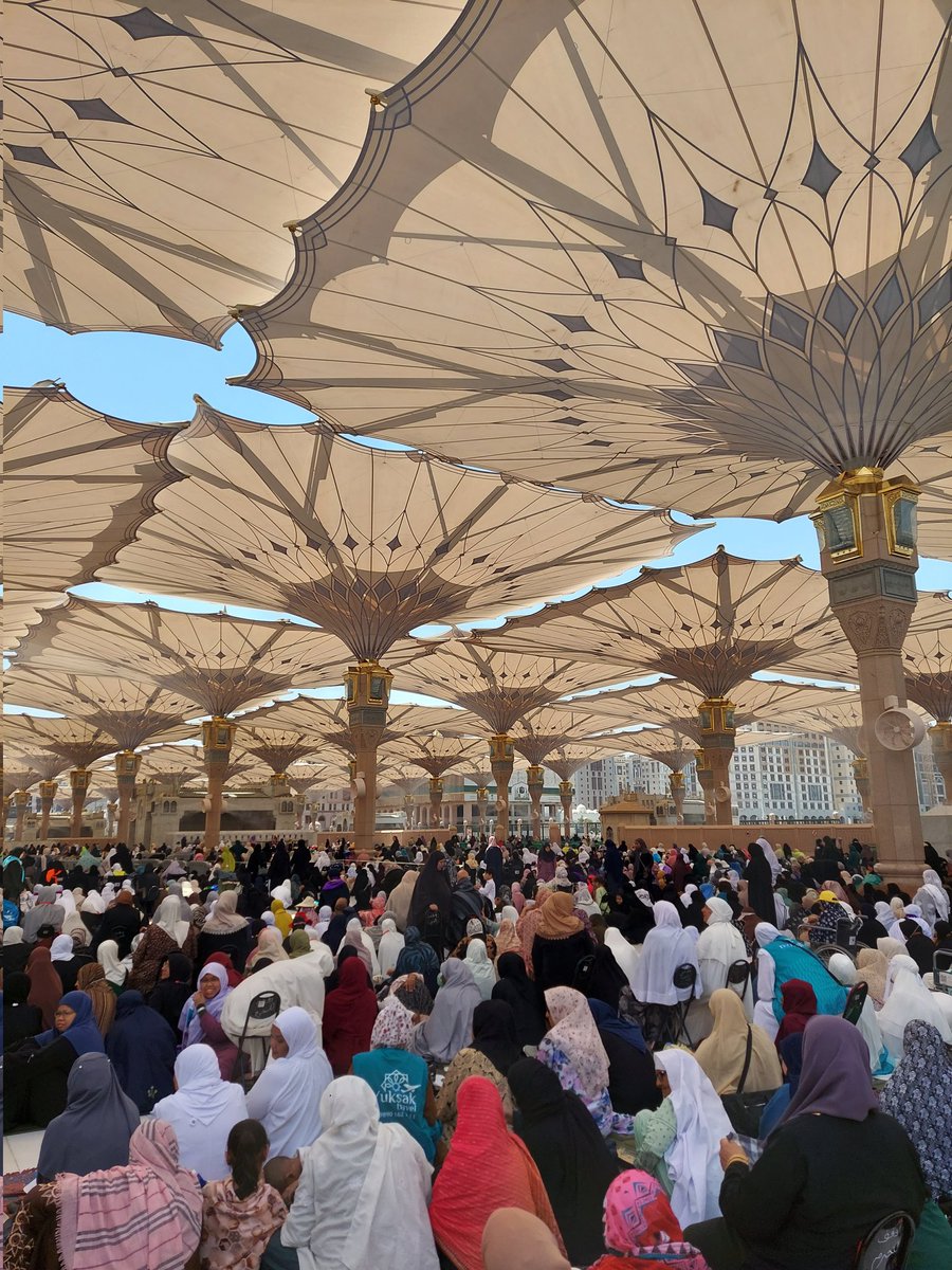 "اللهم لك الحمد أن مننت عليّ بصلاة الجمعة في رحاب مسجد نبيّك ﷺ"🙏🏻❤