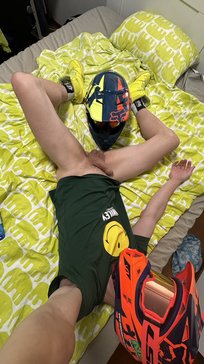 Let’s have some fun 😈

#gearhead #gearfetish #sneakerboy #mxfetish #mxgearfetish