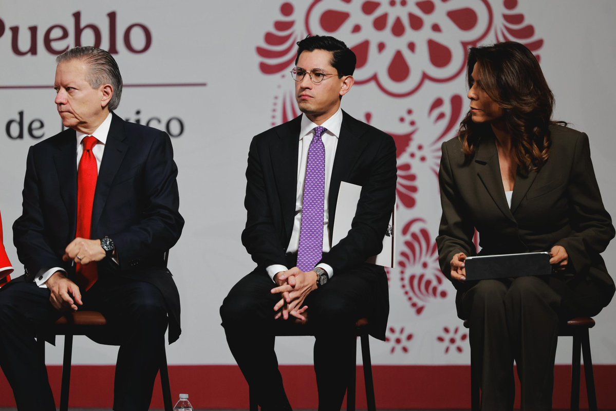 Relaciones Exteriores (@sre_mx) on Twitter photo 📸 En la #MañaneraDelPueblo con la presidenta <a href="/Claudiashein/">Claudia Sheinbaum Pardo</a>, el jefe de Unidad para América del Norte, <a href="/r_velascoa/">Roberto Velasco Álvarez</a>, destacó que el pago de las fianzas por parte de connacionales que pasan por un proceso legal en EUA les permiten hacerle frente a dicho proceso en libertad. 📸 En la #MañaneraDelPueblo con la presidenta <a href="/Claudiashein/">Claudia Sheinbaum Pardo</a>, el jefe de Unidad para América del Norte, <a href="/r_velascoa/">Roberto Velasco Álvarez</a>, destacó que el pago de las fianzas por parte de connacionales que pasan por un proceso legal en EUA les permiten hacerle frente a dicho proceso en libertad.