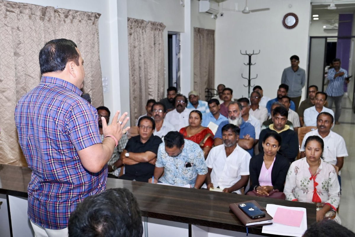 Distributed #FuelSubsidy worth Rs. 39.38 lakhs to 85 #PrivateBus owners from Mormugao Taluka under the #GoaStateFuelSubsidy to Private Stage Carriage Operators Scheme, 2014.

This support, sanctioned for the period July 2018 to March 2019, is a step towards easing the burden on