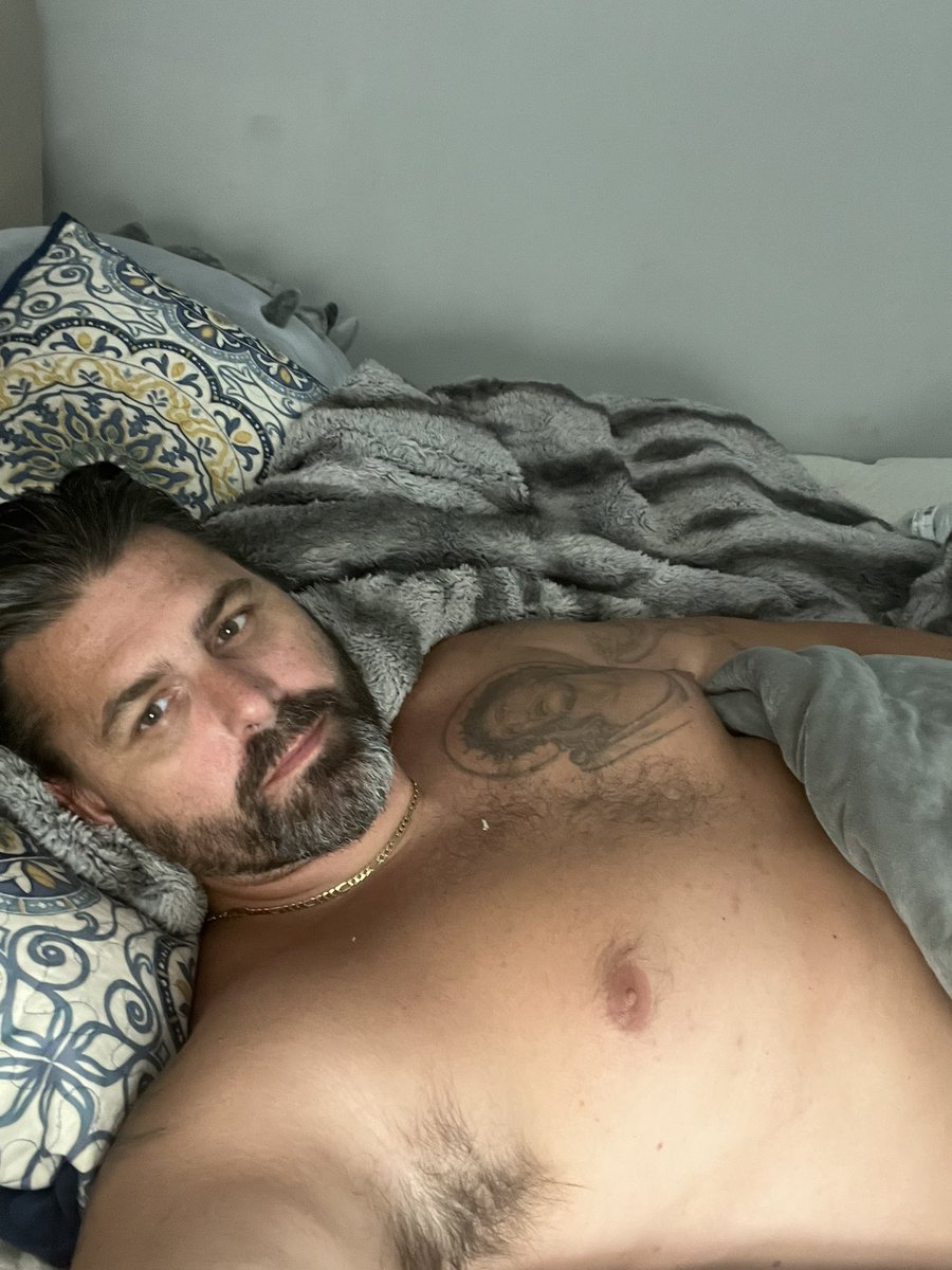 I’m trying to look sexy lol #daddy #dilf #cuddles #cozy #snuggle #sexy