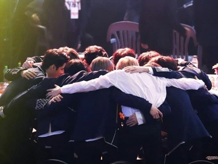 EXOARAB_FB's tweet photo. We waited. We endured. We never left.
Now… it’s time for a new beginning. 💫🖤"

✨
"7 مايو 2019… اليوم اللي دخل فيه شيومين الجيش. أول مرة نحس إن العدّ التنازلي بدأ. كان أول واحد يسيب الصف، وماكنّاش عارفين إن الرحلة دي هتطوّل ست سنين كاملة.

بعده بشهرين لحقه كيونغسو… ومن بعدها بقينا نودّع عضو ونستقبل عضو. كنا بنعيش على لحظات الوداع والرجوع، كأن حياتنا كلها بقت جدول مواعيد خدمة عسكرية.

من 2019 لـ 2025، مافيش يوم عدى من غير ما الإكسوال يفكر: مين رجع؟ مين لسه؟ إمتى اليوم اللي نرجع فيه كاملين؟
حفلات ناقصة، ألبومات ناقصة، صور ناقصة… واللي كان مالي الفراغ هو حبنا وصبرنا.

ست سنين كنا بنشوفهم يتساقطوا واحد ورا التاني… ست سنين كنا بنقوي بعض، نكتب لبعض "استنوا، باقي أقل من اللي فات." كنا بنعيش على أمل الصورة الكاملة، اللحظة اللي نرجع نشوفهم كلهم واقفين كتف في كتف.

والنهاردة… أخيرًا… اللحظة دي جات . سيهون خرج، والرحلة اللي بدأت مع شيومين انتهت معاه.
2019 → 2025… مش تواريخ، دي أسطورة صبر وحب.

الإكسوال ما غابوش يوم… استنوا واشتاقوا، وتمسّكوا. والنهاردة نقدر نقول: انتصرنا على الوقت.
اخيرا EXO بيرجعوا تسعة… والإكسوال بيرجع قلبه كامل.

دي مش مجرد نهاية للتجنيد… دي بداية لفصل جديد في القصة اللي عمرها ما بتنتهي.
Forever, We Are One. 💫🖤"

#princesssheam
#EXOARAB
#EXO
#SEHUNiverseReturns
#여전히세훈이편