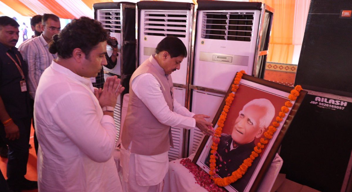 Siddh_vindhya's tweet photo. आज का दिन त्योंथर के इतिहास में स्वर्णाक्षरों से अंकित होगा।
माननीय मुख्यमंत्री श्री @DrMohanYadav51 जी का सान्निध्य पाकर सम्पूर्ण त्योंथर परिवार अभिभूत और गौरवान्वित है।

मुख्यमंत्री जी ने पूज्य बाबा स्व. श्रीनिवास तिवारी जी की प्रतिमा पर माल्यार्पण कर उनकी पुण्य स्मृति को नमन किया तथा रिमाही जनता को दिए गए अपने असीम स्नेह से सबका मन मोह लिया।

इस अवसर पर माननीय मुख्यमंत्री जी ने त्योंथर विधानसभा के लिए ऐतिहासिक घोषणाएँ कीं—
•400 एकड़ भूमि पर नया औद्योगिक क्षेत्र
•टमस नदी पर चाकघाट में रिवर फ्रंट
•नया आईटीआई कॉलेज
•त्योंथर में 100 बेड का अस्पताल

साथ ही 162 करोड़ से अधिक लागत के विकास कार्यों का लोकार्पण/भूमिपूजन किया तथा विभिन्न योजनाओं के हितग्राहियों को हितलाभ भी वितरित किए।

इस अवसर पर रीवा सांसद श्री @Janardan_BJP जी,सतना सांसद श्री @GaneshSingh_in जी,गुढ़ विधायक श्री नागेंद्र सिंह जी,मऊगंज विधायक श्री @PradeepPatelBJP जी,पवई विधायक श्री प्रहलाद लोधी जी,ब्यौहारी  विधायक श्री @SharadKolmp शरद कोल जी,जिला अध्यक्ष श्री @bjpveerendrag जी,मनगवां विधायक श्री नरेंद्र प्रजापति जी एवं अन्य जनप्रतिनिधि उपस्थित रहे ।

मोहन यादव सरकार विंध्य क्षेत्र के सर्वांगीण विकास के लिए पूर्णतः कृतसंकल्प है।
त्योथर की यह उन्नति, प्रदेश की प्रगति का प्रतीक है।

#Siddharth_Tiwari_Raj