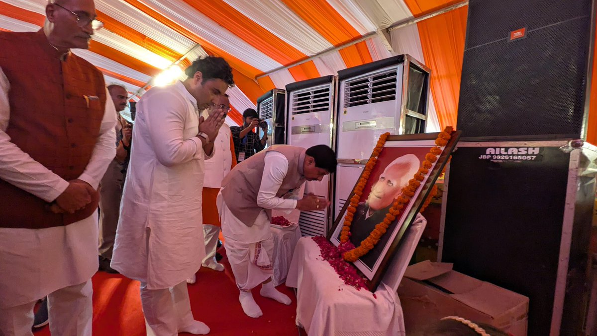 Siddh_vindhya's tweet photo. आज का दिन त्योंथर के इतिहास में स्वर्णाक्षरों से अंकित होगा।
माननीय मुख्यमंत्री श्री @DrMohanYadav51 जी का सान्निध्य पाकर सम्पूर्ण त्योंथर परिवार अभिभूत और गौरवान्वित है।

मुख्यमंत्री जी ने पूज्य बाबा स्व. श्रीनिवास तिवारी जी की प्रतिमा पर माल्यार्पण कर उनकी पुण्य स्मृति को नमन किया तथा रिमाही जनता को दिए गए अपने असीम स्नेह से सबका मन मोह लिया।

इस अवसर पर माननीय मुख्यमंत्री जी ने त्योंथर विधानसभा के लिए ऐतिहासिक घोषणाएँ कीं—
•400 एकड़ भूमि पर नया औद्योगिक क्षेत्र
•टमस नदी पर चाकघाट में रिवर फ्रंट
•नया आईटीआई कॉलेज
•त्योंथर में 100 बेड का अस्पताल

साथ ही 162 करोड़ से अधिक लागत के विकास कार्यों का लोकार्पण/भूमिपूजन किया तथा विभिन्न योजनाओं के हितग्राहियों को हितलाभ भी वितरित किए।

इस अवसर पर रीवा सांसद श्री @Janardan_BJP जी,सतना सांसद श्री @GaneshSingh_in जी,गुढ़ विधायक श्री नागेंद्र सिंह जी,मऊगंज विधायक श्री @PradeepPatelBJP जी,पवई विधायक श्री प्रहलाद लोधी जी,ब्यौहारी  विधायक श्री @SharadKolmp शरद कोल जी,जिला अध्यक्ष श्री @bjpveerendrag जी,मनगवां विधायक श्री नरेंद्र प्रजापति जी एवं अन्य जनप्रतिनिधि उपस्थित रहे ।

मोहन यादव सरकार विंध्य क्षेत्र के सर्वांगीण विकास के लिए पूर्णतः कृतसंकल्प है।
त्योथर की यह उन्नति, प्रदेश की प्रगति का प्रतीक है।

#Siddharth_Tiwari_Raj