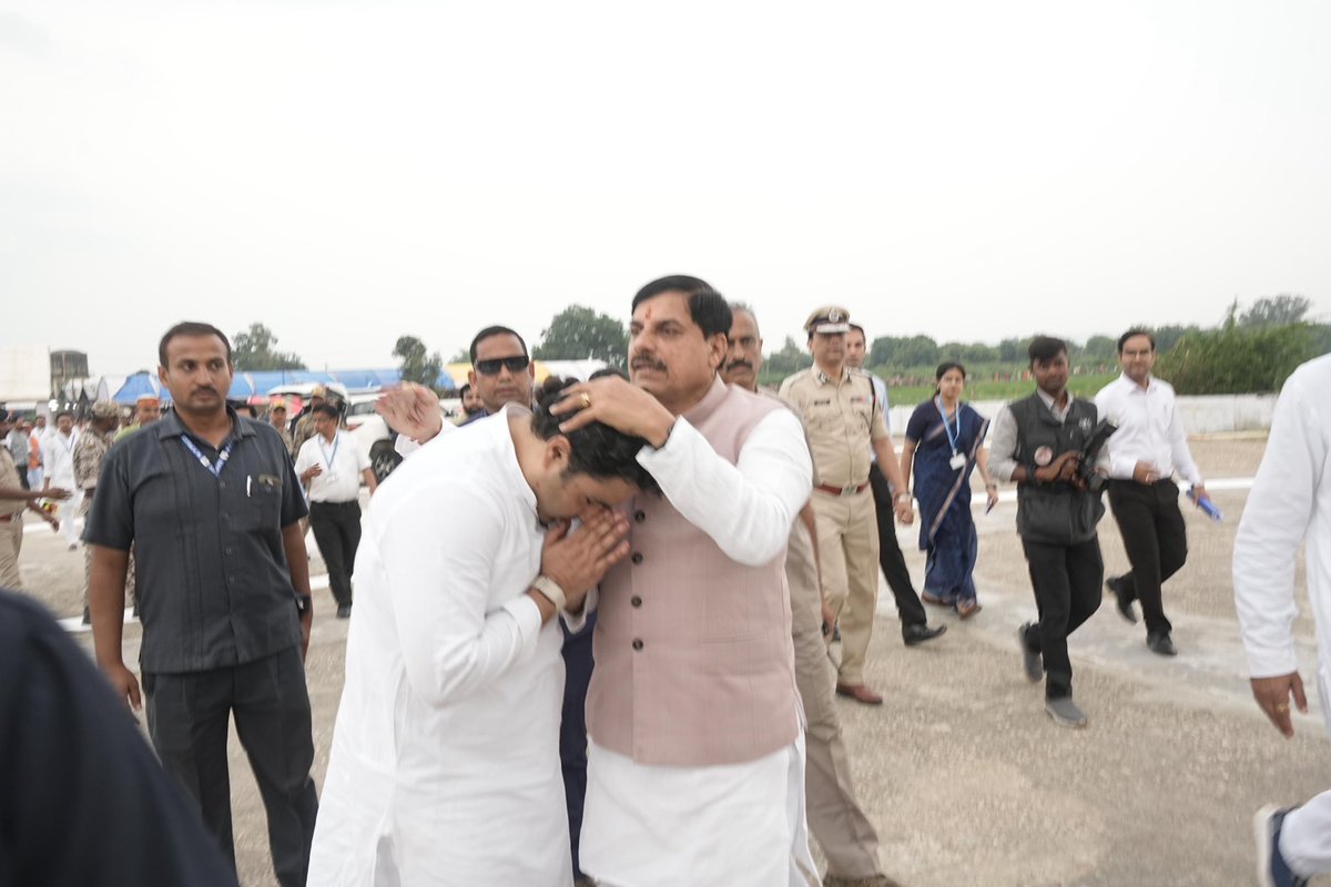 Siddh_vindhya's tweet photo. आज का दिन त्योंथर के इतिहास में स्वर्णाक्षरों से अंकित होगा।
माननीय मुख्यमंत्री श्री @DrMohanYadav51 जी का सान्निध्य पाकर सम्पूर्ण त्योंथर परिवार अभिभूत और गौरवान्वित है।

मुख्यमंत्री जी ने पूज्य बाबा स्व. श्रीनिवास तिवारी जी की प्रतिमा पर माल्यार्पण कर उनकी पुण्य स्मृति को नमन किया तथा रिमाही जनता को दिए गए अपने असीम स्नेह से सबका मन मोह लिया।

इस अवसर पर माननीय मुख्यमंत्री जी ने त्योंथर विधानसभा के लिए ऐतिहासिक घोषणाएँ कीं—
•400 एकड़ भूमि पर नया औद्योगिक क्षेत्र
•टमस नदी पर चाकघाट में रिवर फ्रंट
•नया आईटीआई कॉलेज
•त्योंथर में 100 बेड का अस्पताल

साथ ही 162 करोड़ से अधिक लागत के विकास कार्यों का लोकार्पण/भूमिपूजन किया तथा विभिन्न योजनाओं के हितग्राहियों को हितलाभ भी वितरित किए।

इस अवसर पर रीवा सांसद श्री @Janardan_BJP जी,सतना सांसद श्री @GaneshSingh_in जी,गुढ़ विधायक श्री नागेंद्र सिंह जी,मऊगंज विधायक श्री @PradeepPatelBJP जी,पवई विधायक श्री प्रहलाद लोधी जी,ब्यौहारी  विधायक श्री @SharadKolmp शरद कोल जी,जिला अध्यक्ष श्री @bjpveerendrag जी,मनगवां विधायक श्री नरेंद्र प्रजापति जी एवं अन्य जनप्रतिनिधि उपस्थित रहे ।

मोहन यादव सरकार विंध्य क्षेत्र के सर्वांगीण विकास के लिए पूर्णतः कृतसंकल्प है।
त्योथर की यह उन्नति, प्रदेश की प्रगति का प्रतीक है।

#Siddharth_Tiwari_Raj