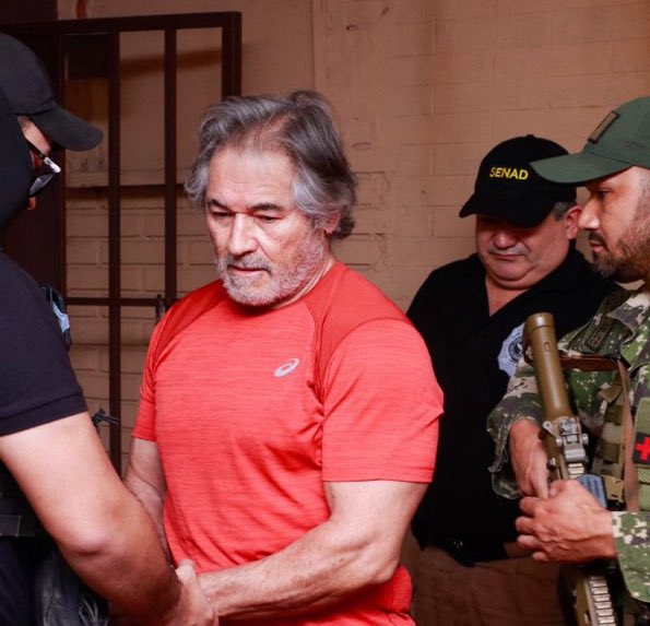 <a href="/JaimeCCS/">JaimeCCS</a> Mírale lo brazos y pectorales al verdadero Requena.  El otro, el presentado, tiene brazos de fideo y pecho de alfeñique. 

Lo cambiaron en el trayecto.