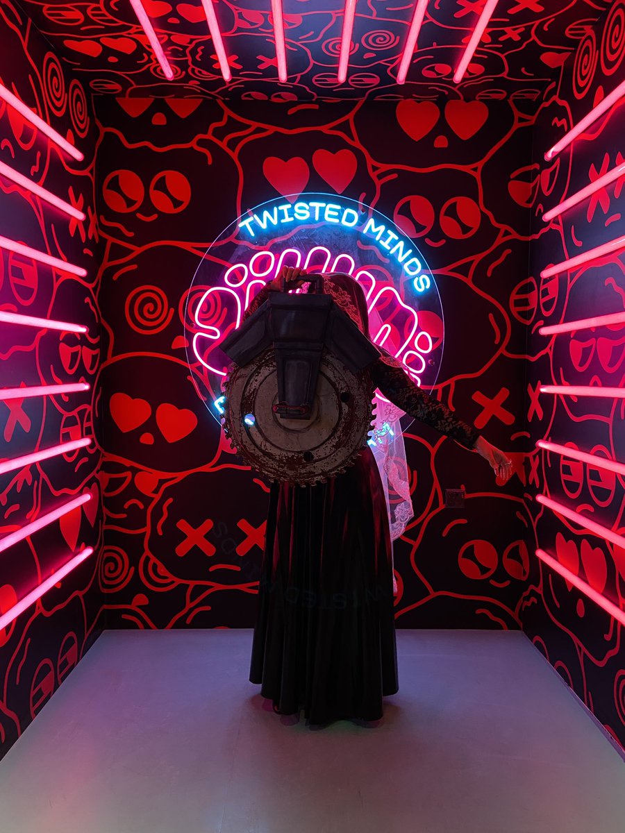 GCONEvents's tweet photo. جزء من أجواء الكوسبلايرز في #GCONight 
😍🔥💜 https://t.co/oscKmexVhX
