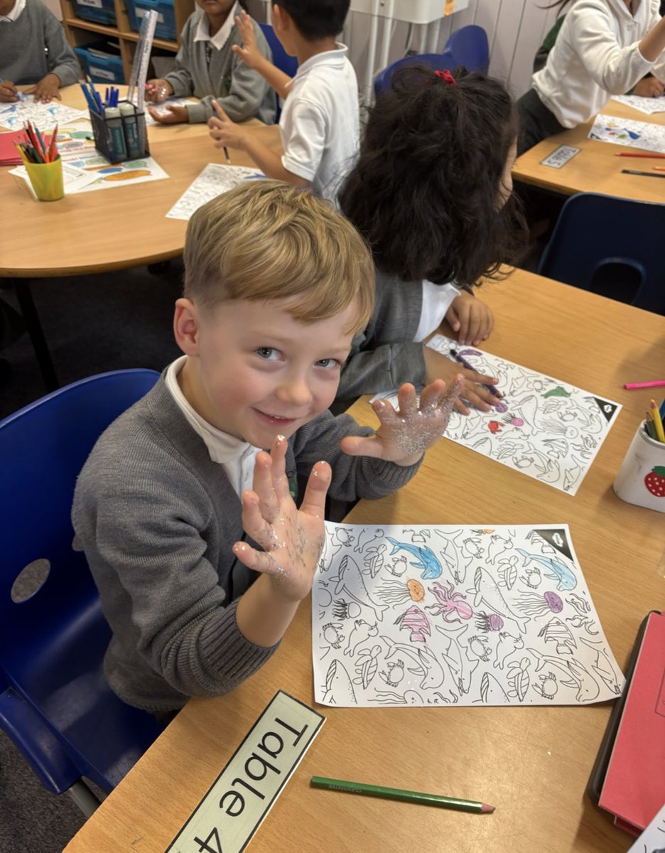 ManorParkSchSM1's tweet image. A brilliant science experiment in Year 2 today! One child&apos;s hands were covered in glitter &apos;germs,&apos; and after colouring together, we saw how far they spread. A fantastic, hands-on lesson about hygiene! #mppascience #WeAreLeo