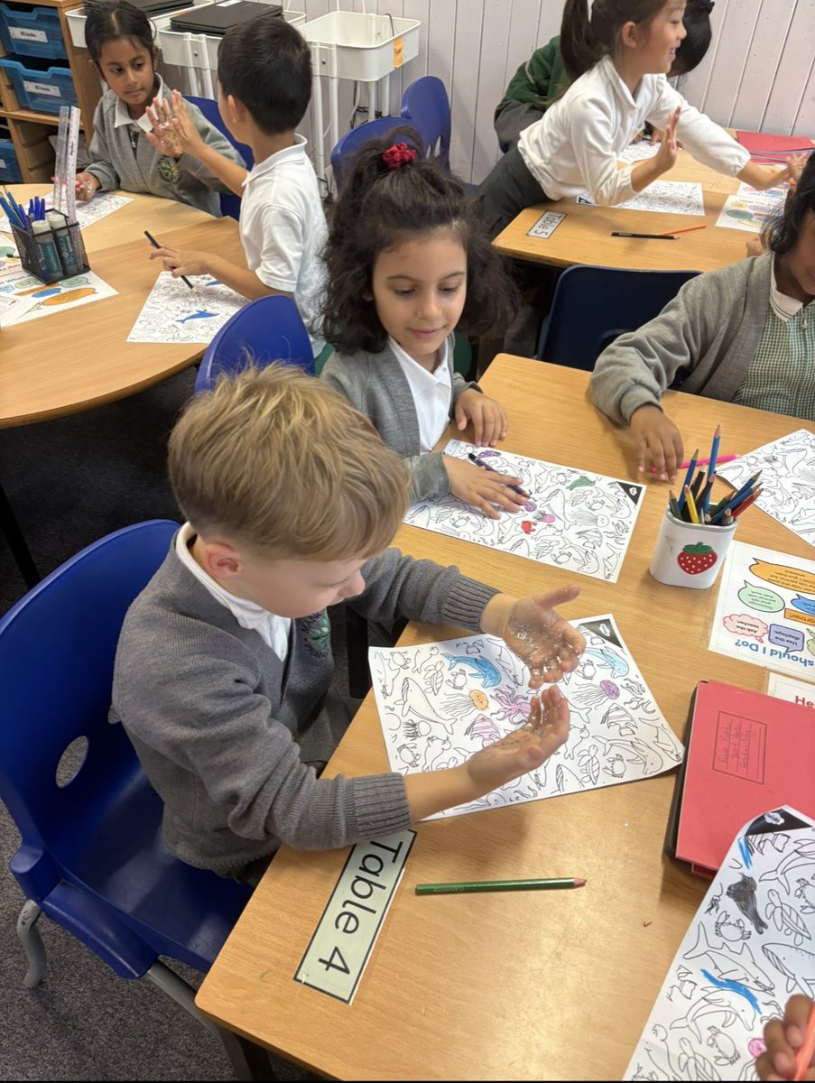 ManorParkSchSM1's tweet image. A brilliant science experiment in Year 2 today! One child&apos;s hands were covered in glitter &apos;germs,&apos; and after colouring together, we saw how far they spread. A fantastic, hands-on lesson about hygiene! #mppascience #WeAreLeo