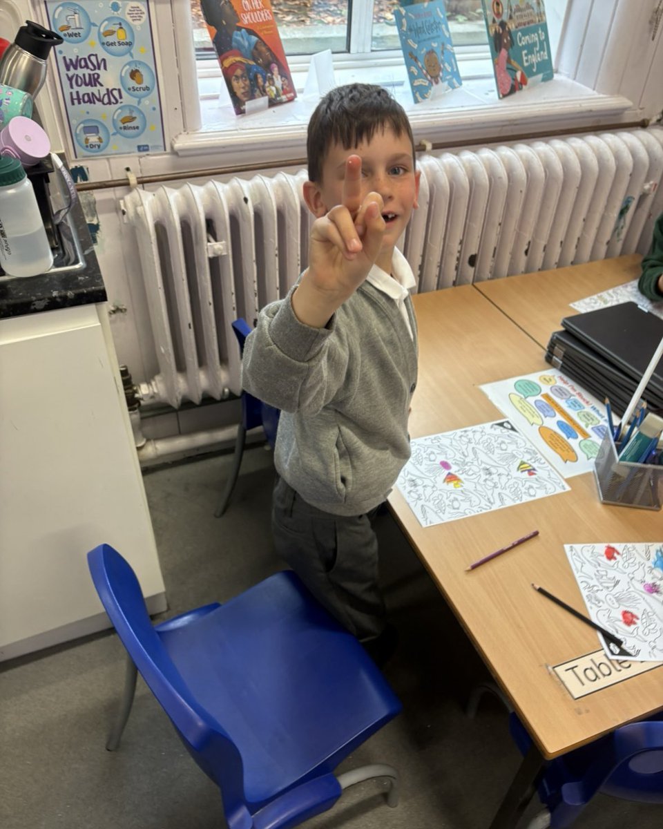 ManorParkSchSM1's tweet image. A brilliant science experiment in Year 2 today! One child&apos;s hands were covered in glitter &apos;germs,&apos; and after colouring together, we saw how far they spread. A fantastic, hands-on lesson about hygiene! #mppascience #WeAreLeo