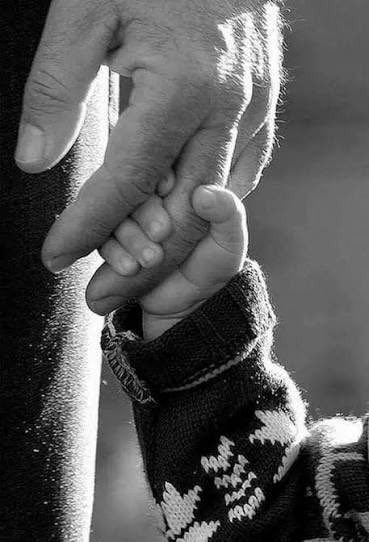 1O4lI's tweet photo. ❁࿐☟❃
⇜✎ 
↴ ✿

♫̴.
↓

☆

-

ױ ♡

 ♡

  أنا ضعيفة جداً أمام  مشاهد الأُبوه التي ألمحُها صُدفة بِالطُرُقات اتذكر وَ يتمزَّقُ قلبي ......❥ 

 ﮼ريانه  ❋♩ https://t.co/V2FLdc93dR