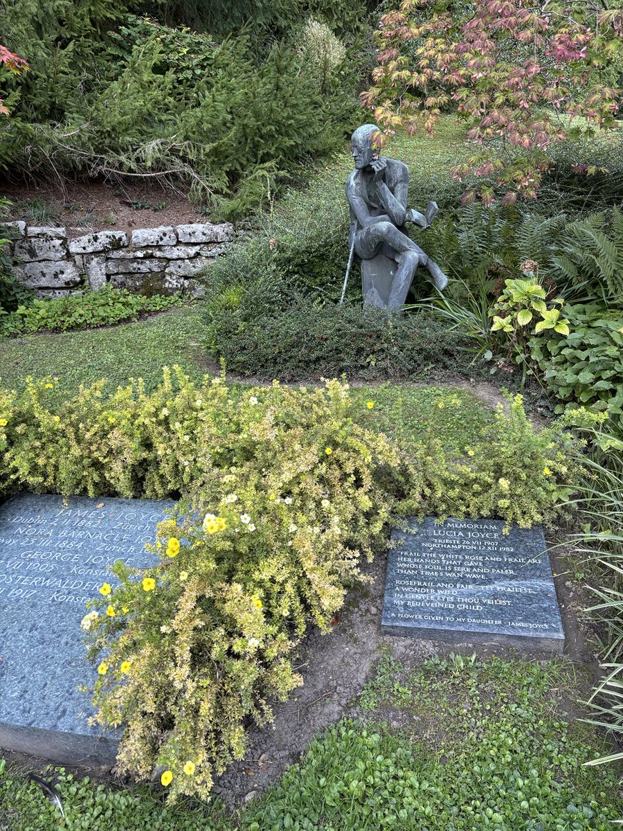 NoelWhite2013's tweet image. paying respects #zurich #fluntern #joyce