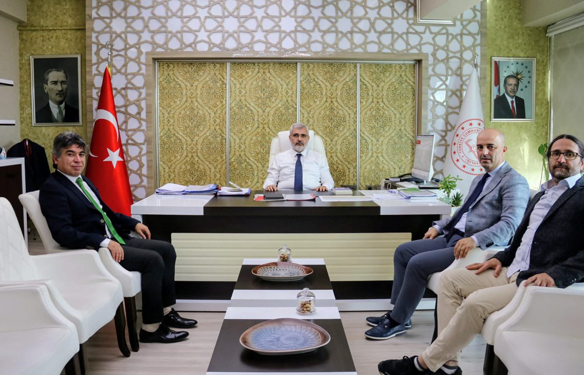 YalovaMem's tweet photo. Eğitim Gönüllüleri Derneği (İGEDER) Başkanı İdris Topçuoğlu, yönetim kurulu üyeleri Esat Demirci ve İsmail Ramazanoğlu, İl Millî Eğitim Müdürümüz Aytekin Yılmaz’ı makamında ziyaret ettiler.
Nazik ziyaretleri için kendilerine teşekkür ediyoruz.
@tcmeb @AytekinYILMAZ5 https://t.co/zKLPB2ZOXC