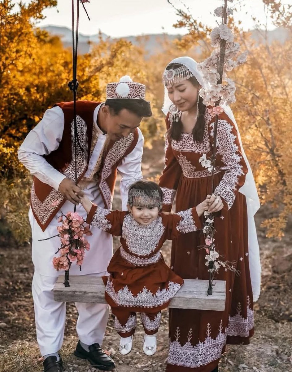 Turkicultures's tweet photo. Hazar Türkü bir aile. https://t.co/JZtnTTg9Kg