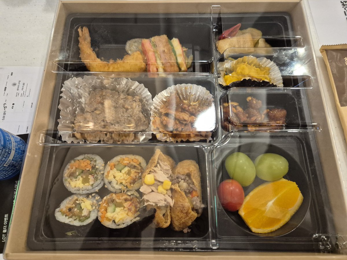zzangddoru's tweet photo. 요즘 핫한 @trylimitless 밋업 다녀왔습니다. 

맛있는 도시락을 준비해주셔서 배부터 채웠습니다. 

비와서 가는게 살짝 힘들었는데, 

전에 작성한 트위터 뽑혀서 

🎉$50 get!!! 뿌듯했네요 ㅎㅎ 

중간에 퀴즈로 상품도 줬는데, 마지막 퀴즈때 어차피 점수도 

낮아서 1등 한번 해보고 싶어서 답이 뭔지도 모르고 2번 연타했

는데, 성공해서 이름올렸네요 ㅋㅋㅋㅋ 

 @piggycell @hyperion_xyz @leagueoftraders 의 

비전있는 프레젠테이션도 너무 잘봤습니다. 

아.. 집오다가 폰 배터리가 나가서 피기셀의 배터리대여시스템

충전돼지가 생각나기도 했네요 .. ㅠㅠ

요즘 피기셀밋업 다녀온후부터 열심히 게임도 하고있어서, 

앞으로 포인트도 모을겸 찾아서 써야겠습니다. 

조만간 tge느낌이 나는데 여기서 PGW같이 모아보시죠!
충전돼지 사용하면 포인트도 더 모인다고합니다.👇
https://t.co/0st5zhZMOG

여튼 오늘 즐거운 밋업이었네요. @Modudao0707 팀도 

모두 고생하셨습니다.🌕🌙