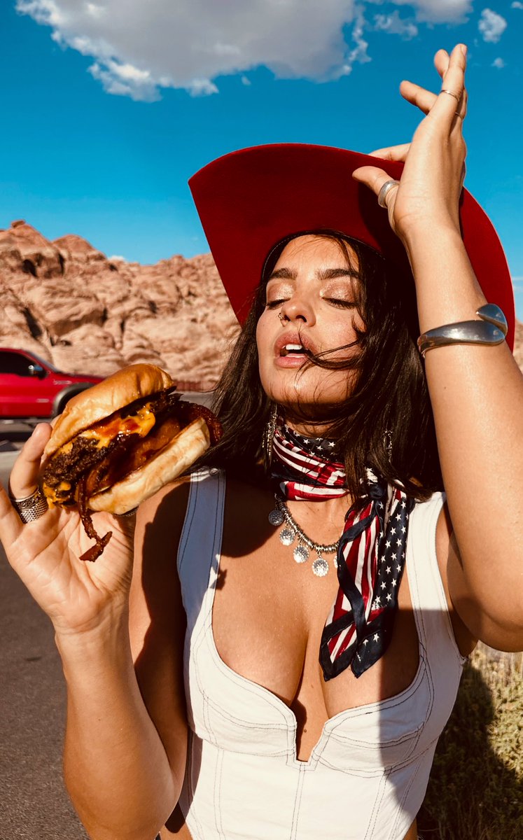 Ninadrama's tweet photo. Who wants a bite?

Try my burger: Wester Drama Burger at IRVS Burgers https://t.co/uQFmKfNp9D