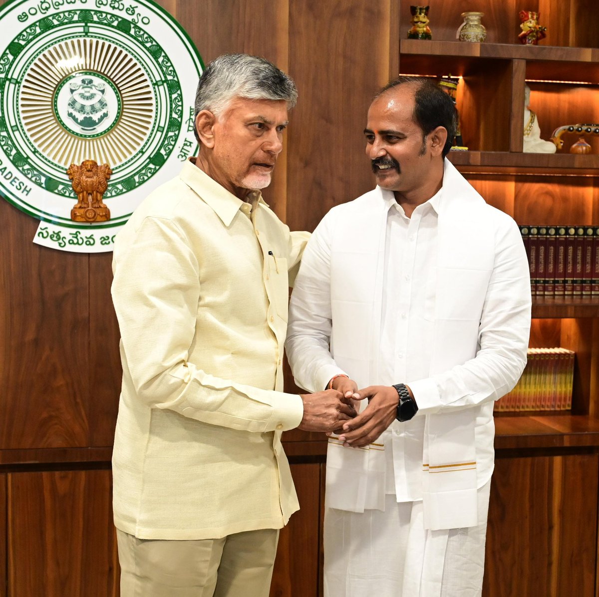 V_kanakamedala's tweet image. బెంగళూరు TTD LAC president గా నియమింపబడిన సందర్భంగా, 
కనిపించే దైవంగా నేను ఆరాధించే నారా చంద్రబాబునాయుడు గారి ఆశీస్సులు అందుకున్నాను
@ncbn