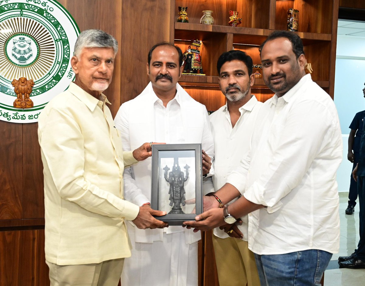 V_kanakamedala's tweet image. బెంగళూరు TTD LAC president గా నియమింపబడిన సందర్భంగా, 
కనిపించే దైవంగా నేను ఆరాధించే నారా చంద్రబాబునాయుడు గారి ఆశీస్సులు అందుకున్నాను
@ncbn