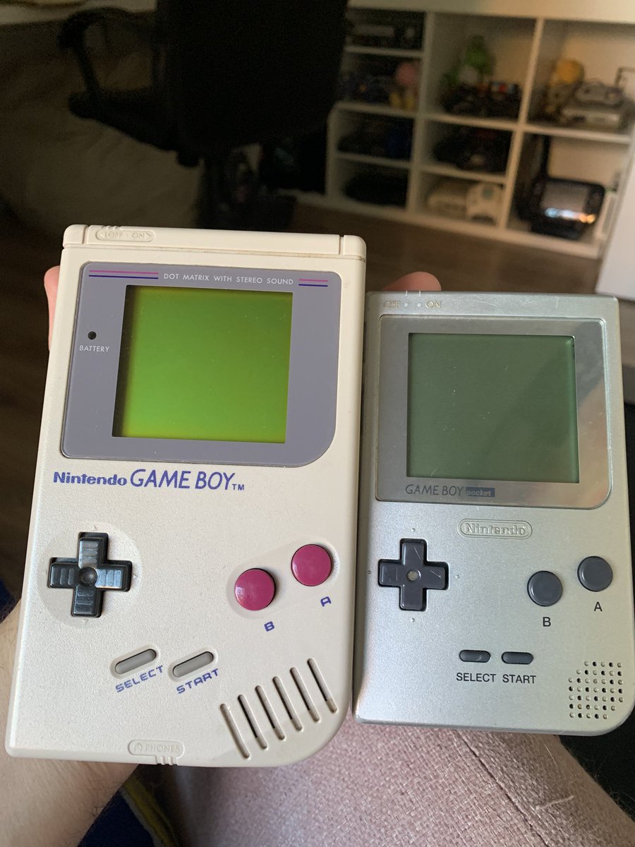 Vuelve a mis manos la Game Boy Pocket!!. Una consola muy especial porque fue mi primera Game Boy. Comparándola con la primera se nota que mejoró bastante la pantalla en contraste y nitidez. Y lo más llamativo era su tamaño. Aquí la tengo con DKLand 2, que fue mi primer juego 😍😍