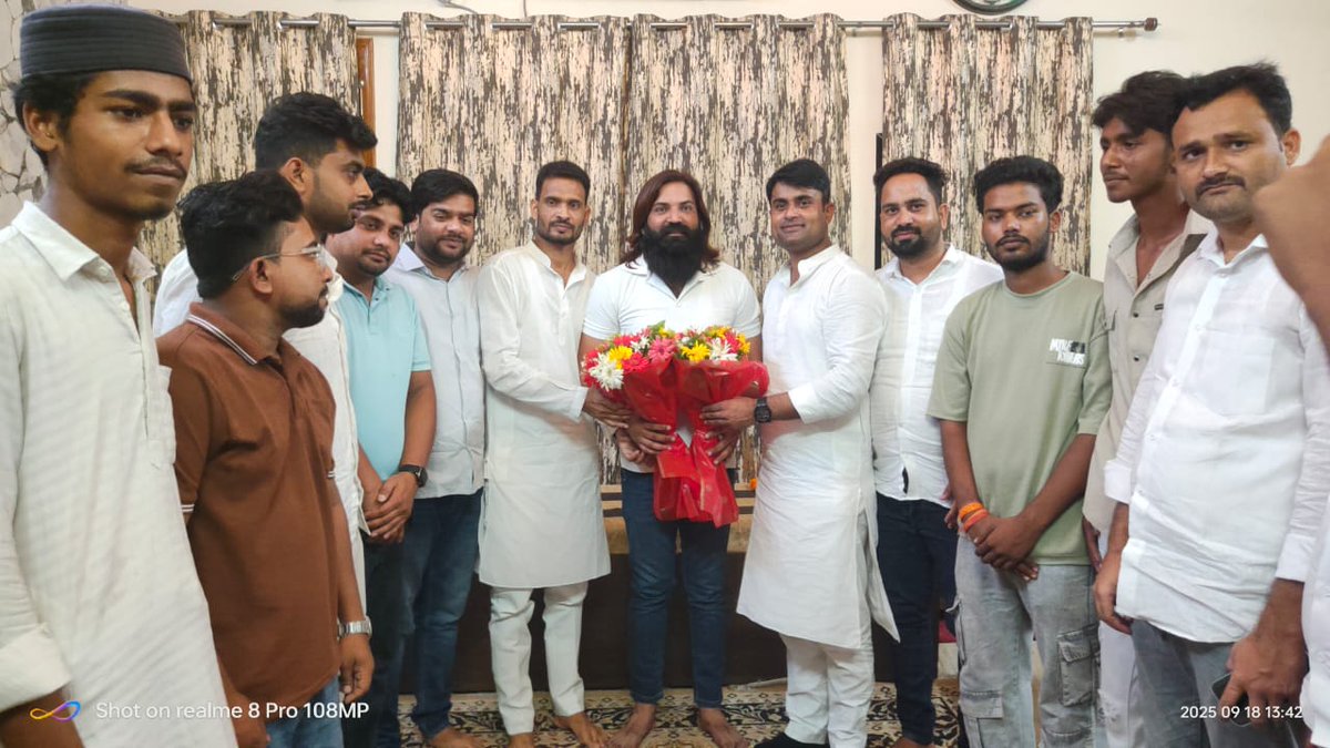 बेजुबान सारस के दोस्त आरिफ़ गुर्जर साहब आज हमारे सेमरियावा स्थित आवास पहुंचकर शिष्टाचार भेंट किए..!!