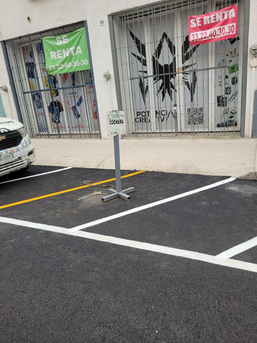 MariaJo_hdz's tweet image. @GdlMovilidad favor de revisar la calle Manzano, entre Libertad y Leandro Valle, C. Centro, hay señalamientos viejos apartando lugares con Permisos de Estacionamiento Exclusivo NO vigentes. Pedimos verificar y en su caso sancionar a quienes los estén falsificando
@VeroDelgadilloG