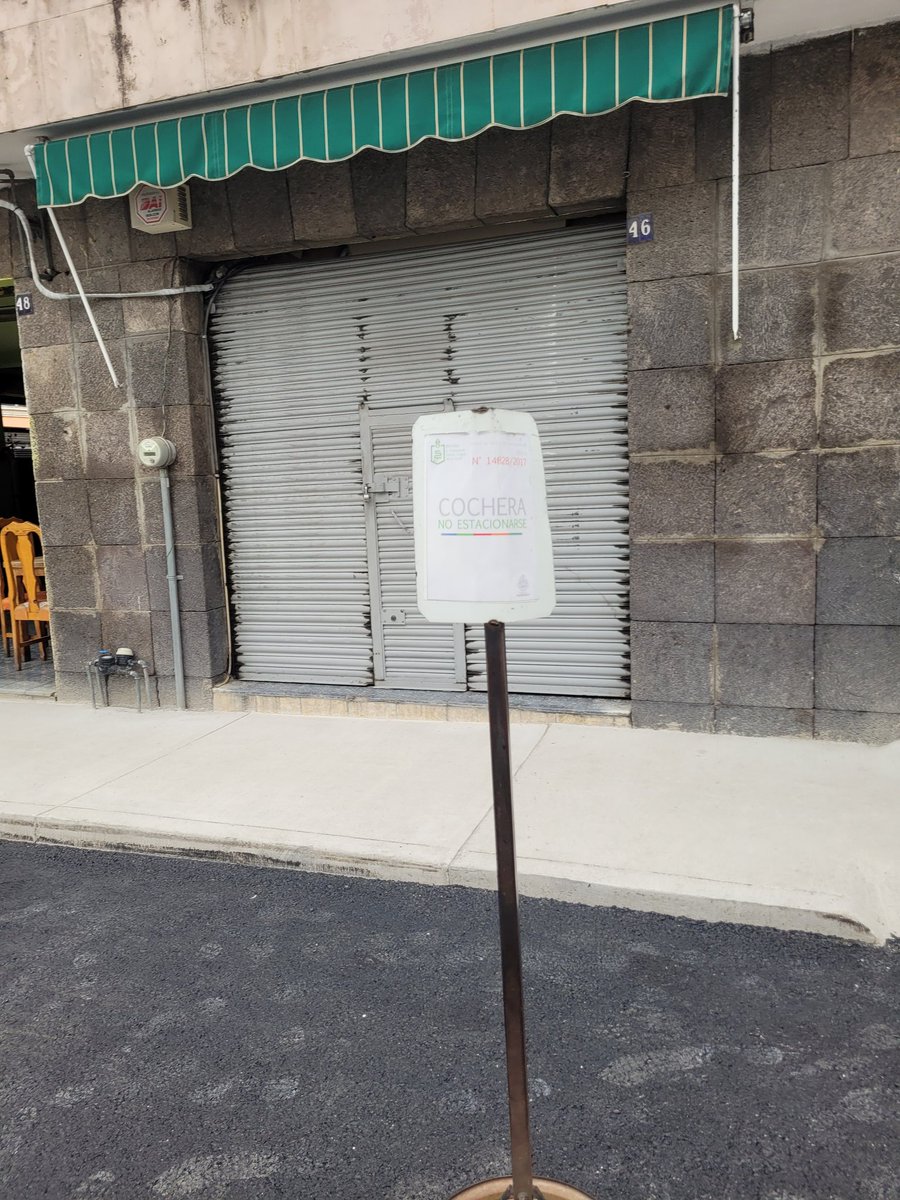 MariaJo_hdz's tweet image. @GdlMovilidad favor de revisar la calle Manzano, entre Libertad y Leandro Valle, C. Centro, hay señalamientos viejos apartando lugares con Permisos de Estacionamiento Exclusivo NO vigentes. Pedimos verificar y en su caso sancionar a quienes los estén falsificando
@VeroDelgadilloG