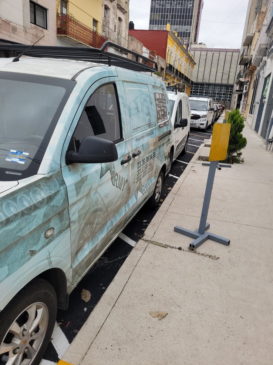 MariaJo_hdz's tweet image. @GdlMovilidad favor de revisar la calle Manzano, entre Libertad y Leandro Valle, C. Centro, hay señalamientos viejos apartando lugares con Permisos de Estacionamiento Exclusivo NO vigentes. Pedimos verificar y en su caso sancionar a quienes los estén falsificando
@VeroDelgadilloG