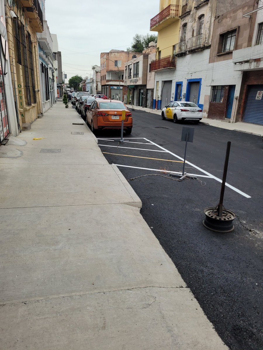 MariaJo_hdz's tweet image. @GdlMovilidad favor de revisar la calle Manzano, entre Libertad y Leandro Valle, C. Centro, hay señalamientos viejos apartando lugares con Permisos de Estacionamiento Exclusivo NO vigentes. Pedimos verificar y en su caso sancionar a quienes los estén falsificando
@VeroDelgadilloG