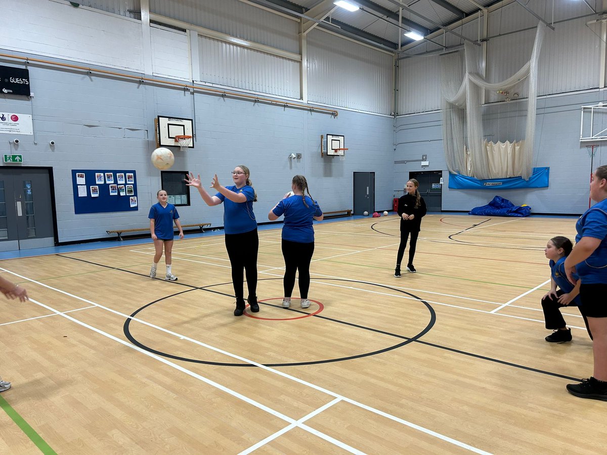 Our Year 7 girls enjoyed their first netball session of the year! Lots of energy, smiles and teamwork on display as they got stuck into training. We’re looking forward to building on this with more practices in preparation for matches later in the season #cyfarthfafamily