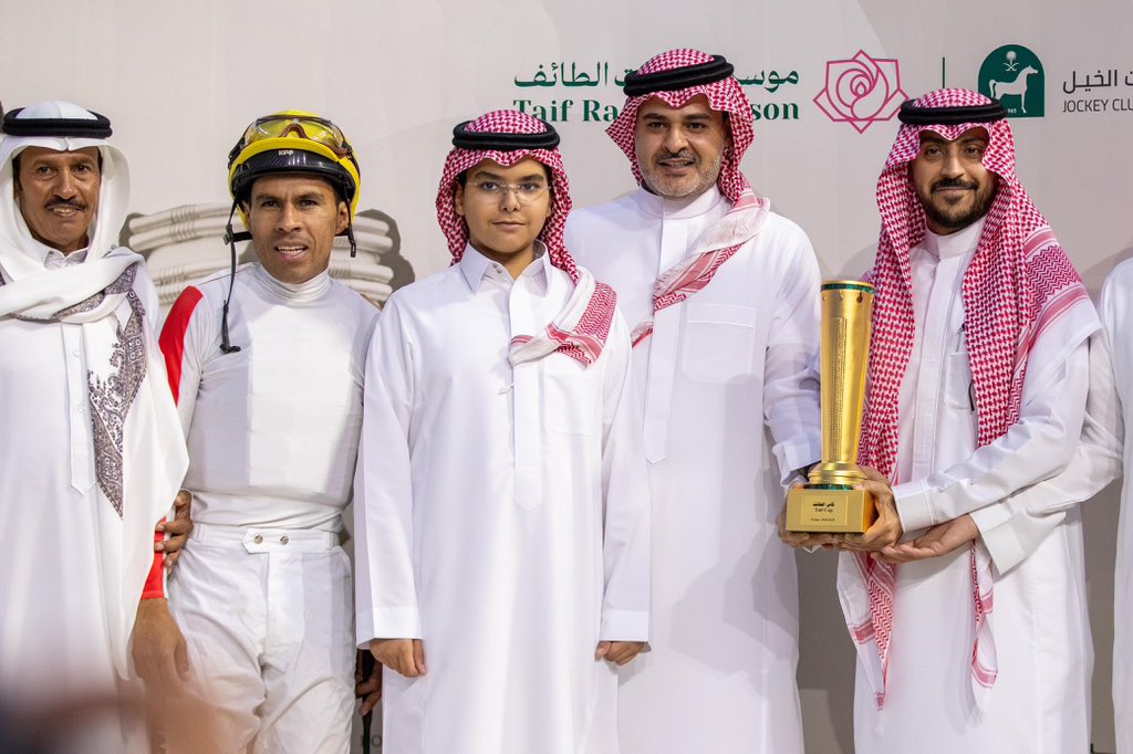 الشوط الخامس - الحفل 17 

كأس الطائف مهرات السنتين برعاية زود العقارية 🏆 
<a href="/zoodrealty/">ZOOD REAL ESTATE | زود العقارية</a> 
 
الأستاذ ياسر القزلان الرئيس التنفيذي أثناء تسليم الكأس لطاقم الإسطبل  

 الفائز : تقارير🏇
المالك : ابناء الملك عبدالله بن عبدالعزيز 

ألف مبروك 👏🤩