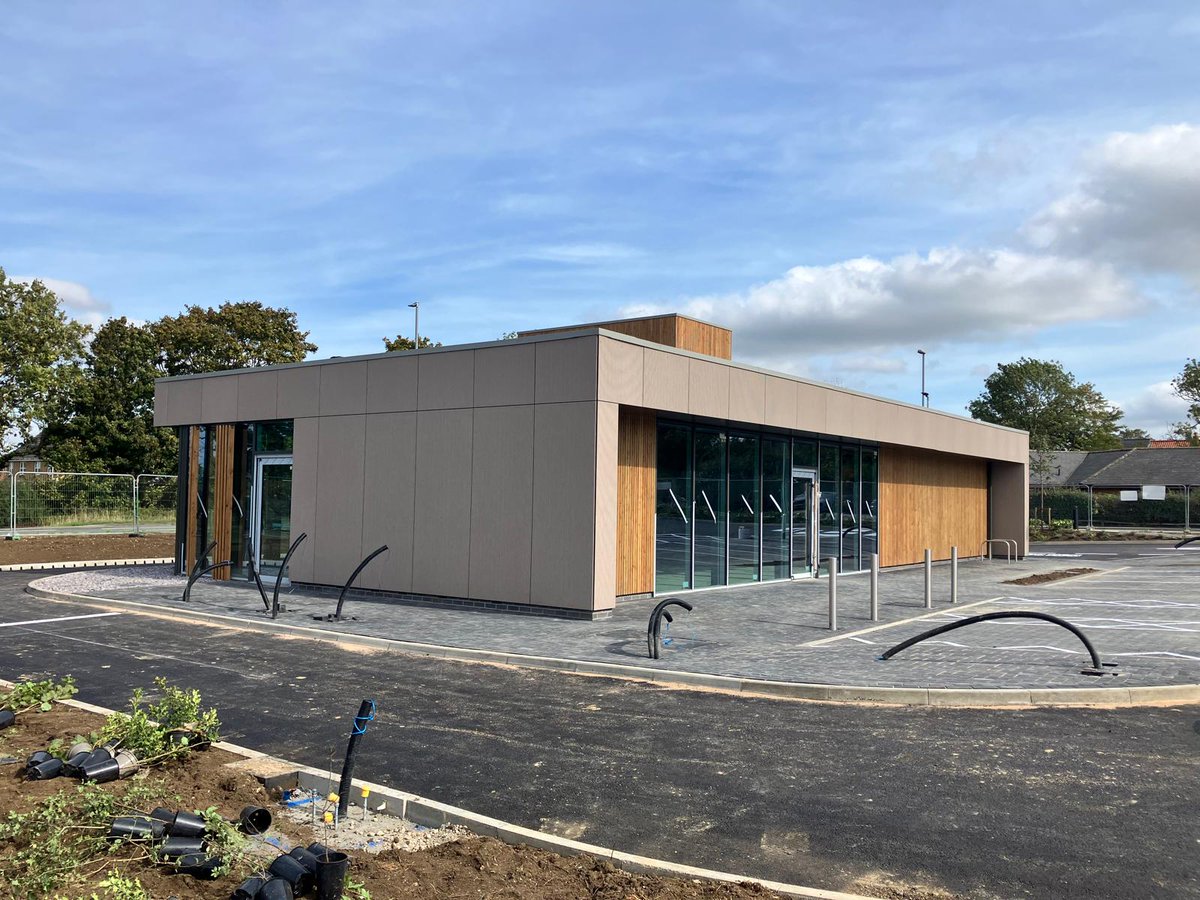 BurneyGroup's tweet image. We’re delighted to announce that Burney Group has successfully reached Practical Completion on another fantastic Starbucks drive-thru development in Wragby, Lincolnshire, for @235Degrees and @InstaVoltUK  EV Hub.

#Completion #Starbucks #235Degrees #InstaVolt #Wragby