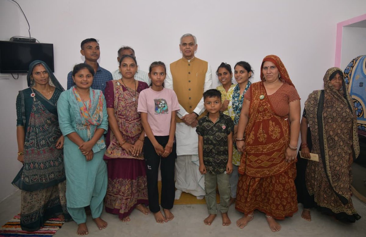 महेसाणा जिले की यात्रा के दौरान सतलासणा तहसील के जशपुरिया गांव में सामान्य किसान परिवार के साथ सात्त्विक भोजन का स्नेहिल अनुभव मिला।

खेती और पशुपालन से जीवनयापन करने वाले इस परिवार की सादगी और अपनेपन ने मन को भावविभोर कर दिया।