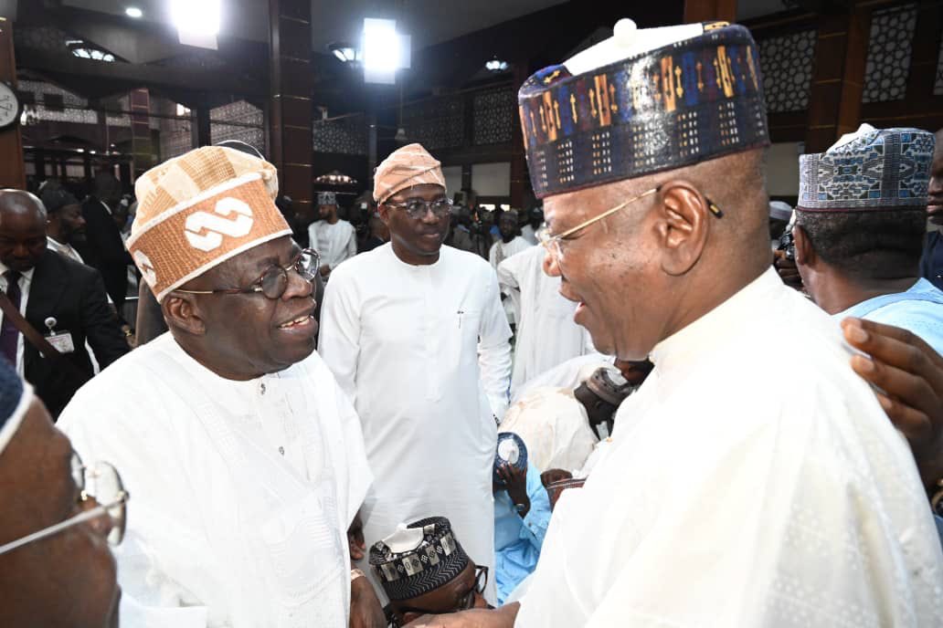 TowncrierNg001's tweet image. Politics without grudges 👏 President Tinubu shares a warm moment with longtime critic, ex-Gov Sule Lamido, at Senator Abubakar Yari’s son’s wedding in Kaduna. 📸 State House #PoliticsWithoutBitterness