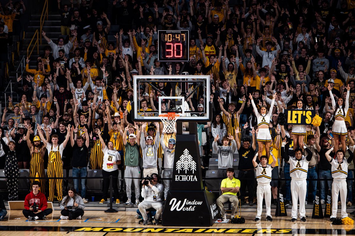 AppStateMBB's tweet image. The best fans in the country. 

Be back soon, #AppNation. 

#TakeTheStairs