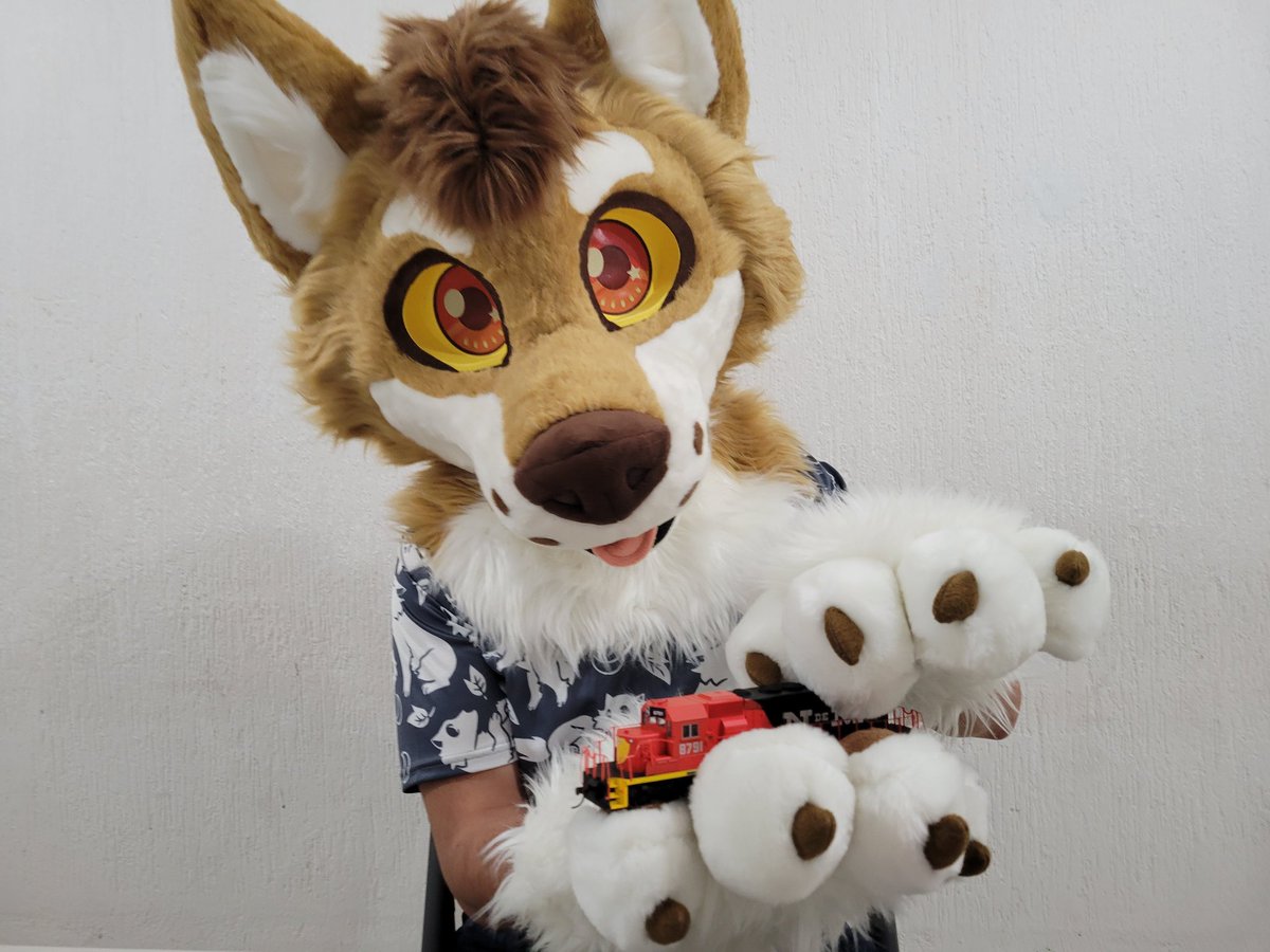 For today's #FursuitFriday, we have trains! Just playing with some HO scale trains, they're beautiful and incredibly detailed 😋
📸 &amp; 🚂 : <a href="/gatunomx/">gatunomx.bsky.social</a>